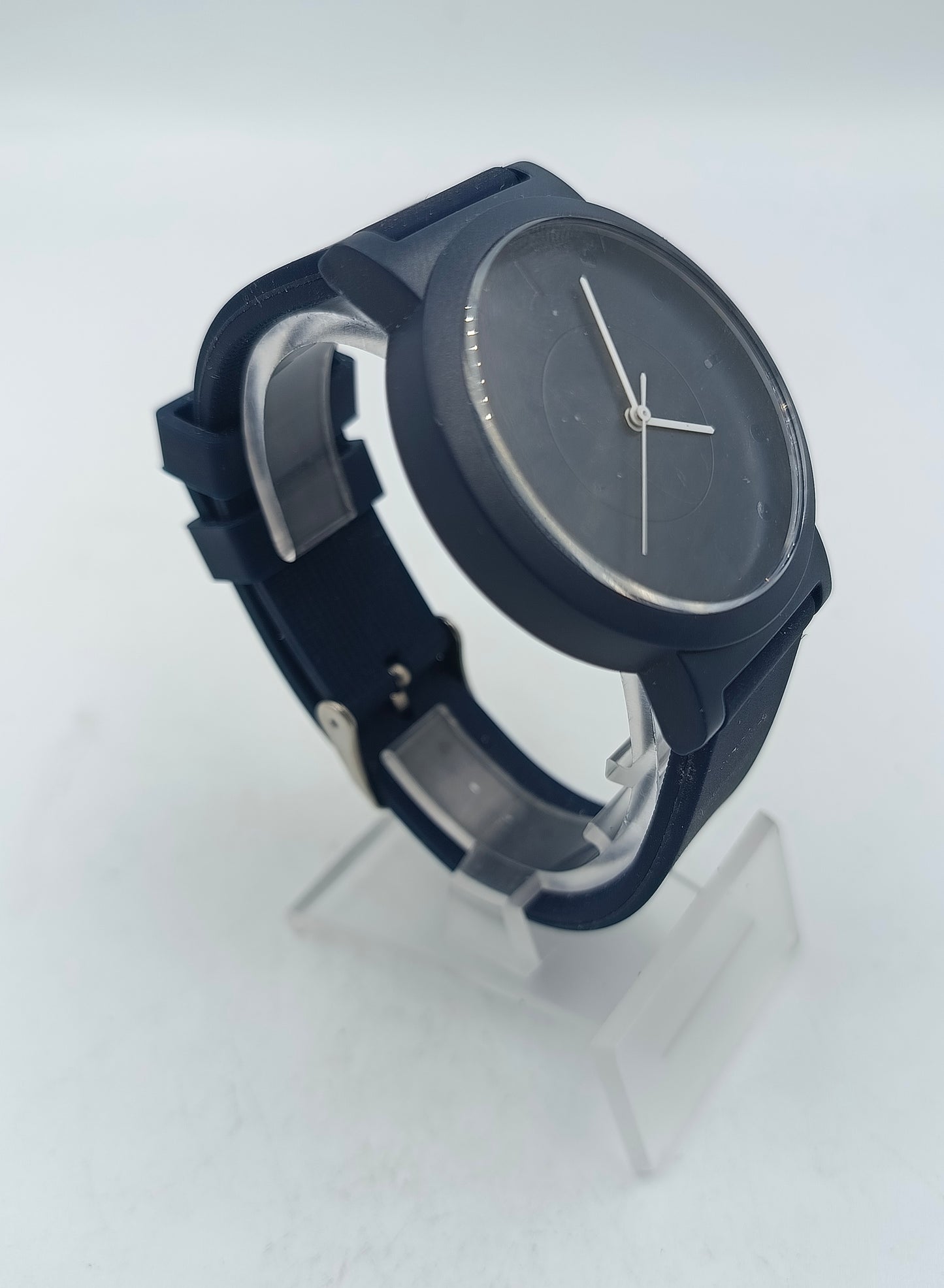 Moderne schwarze Armbanduhr mit schlichtem Zifferblatt Design