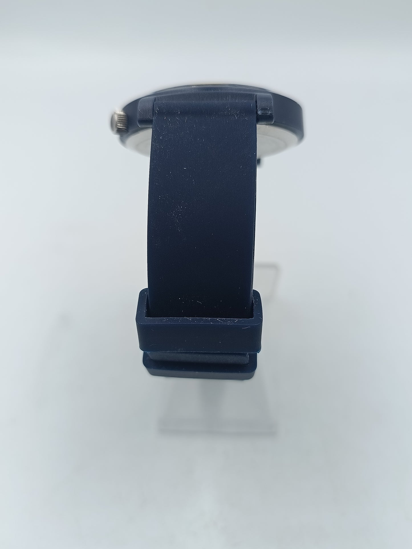 Moderne schwarze Armbanduhr mit schlichtem Zifferblatt Design