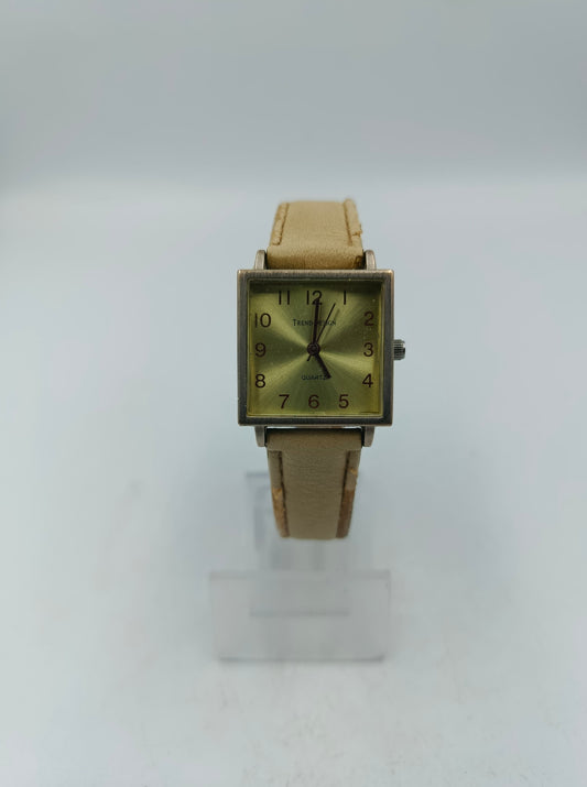 Eckige Damenuhr Trend Design Quartz beiges Band zeitloses