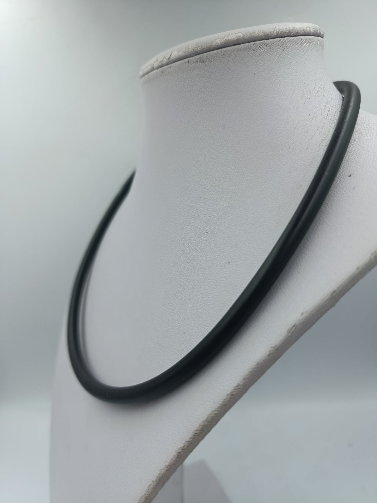 Schwarze Choker Halskette zeitloses schlichtes Design