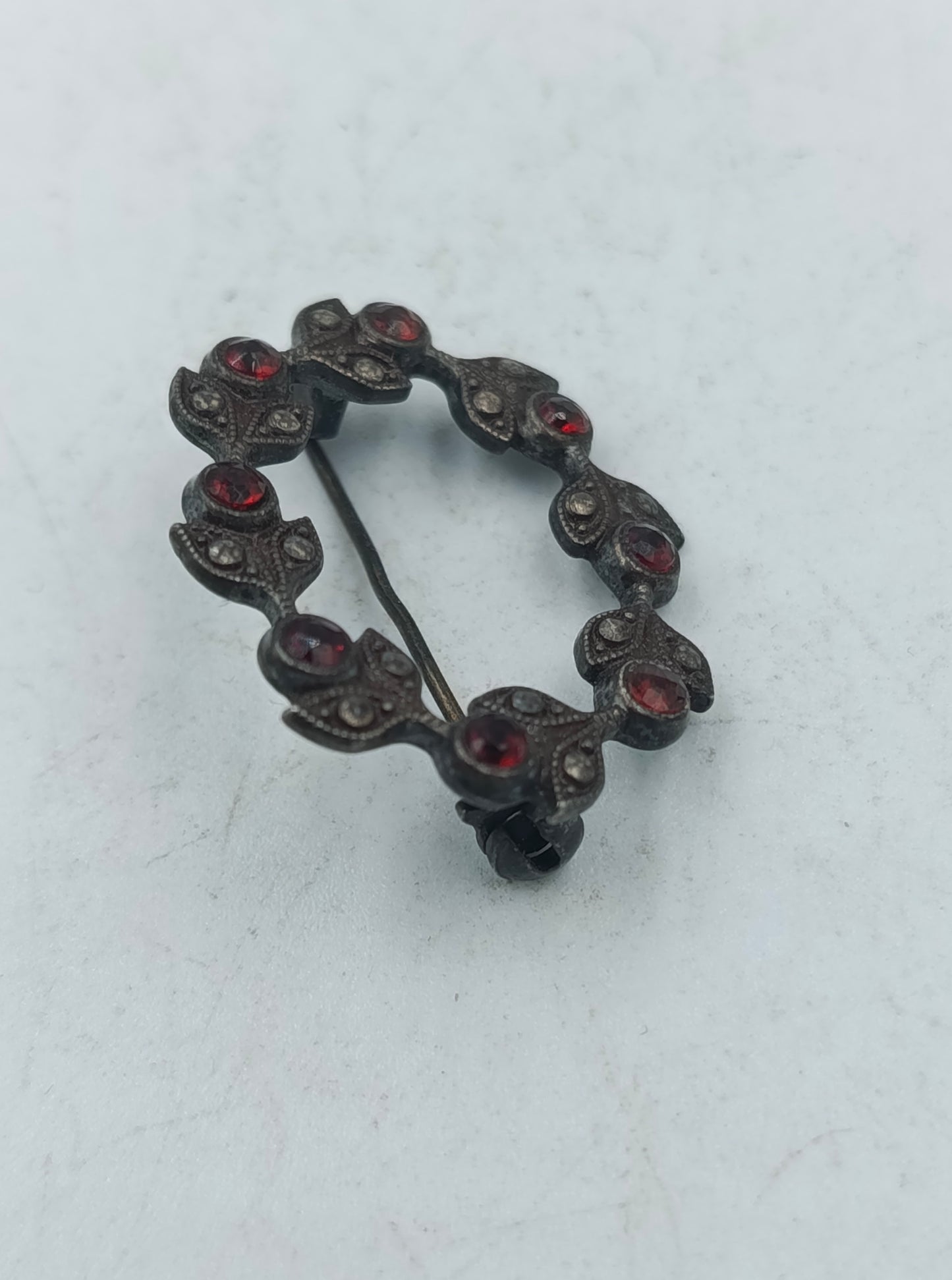 Elegante Vintage Brosche aus 835er Silber mit umlaufendem Blattkranz Motiv ein zeitloses