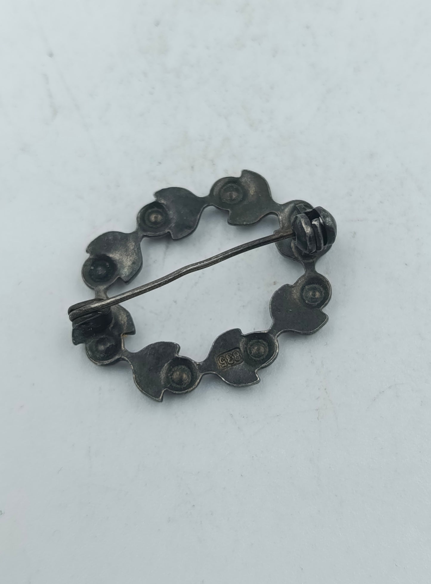 Elegante Vintage Brosche aus 835er Silber mit umlaufendem Blattkranz Motiv ein zeitloses