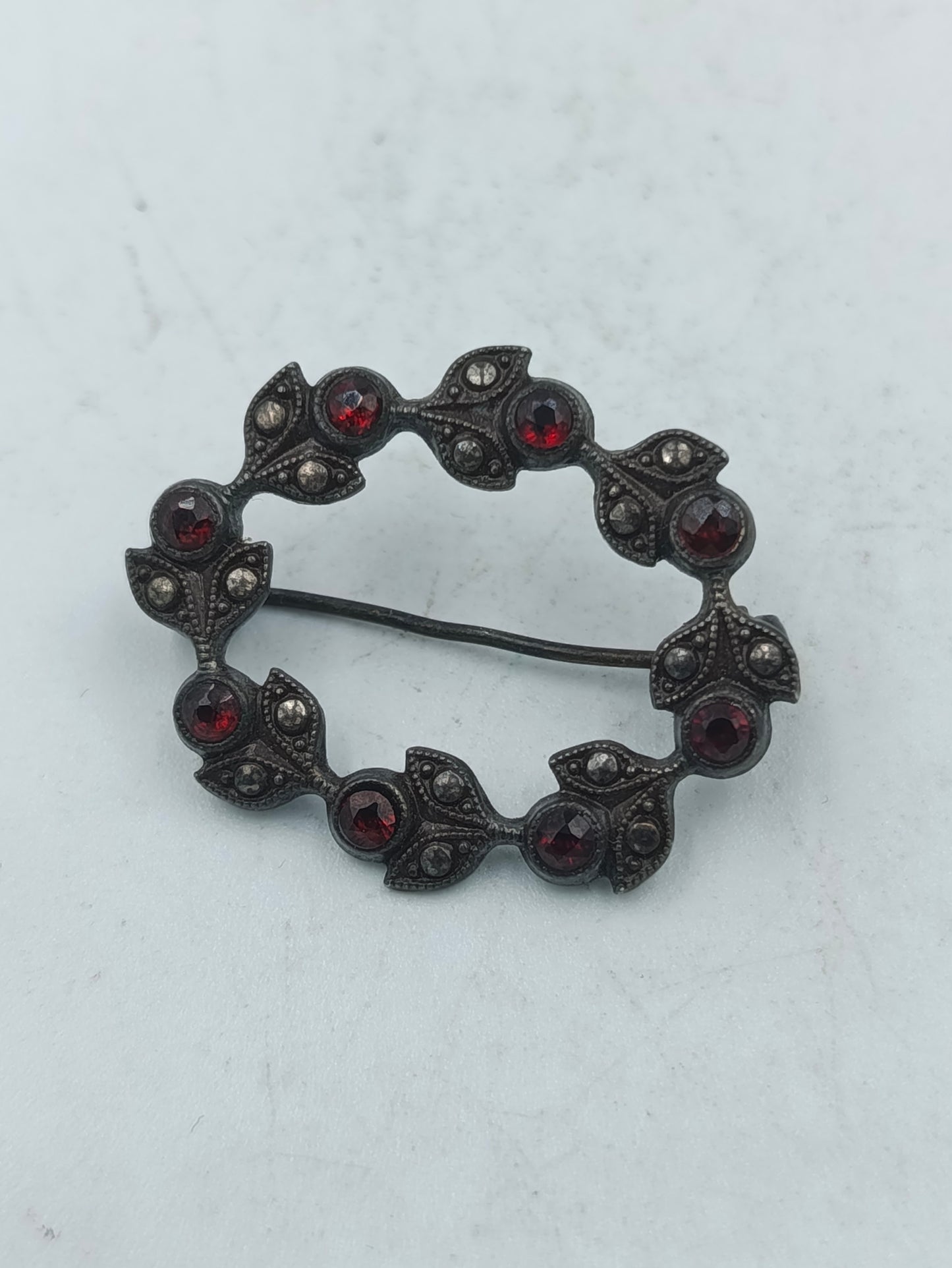 Elegante Vintage Brosche aus 835er Silber mit umlaufendem Blattkranz Motiv ein zeitloses