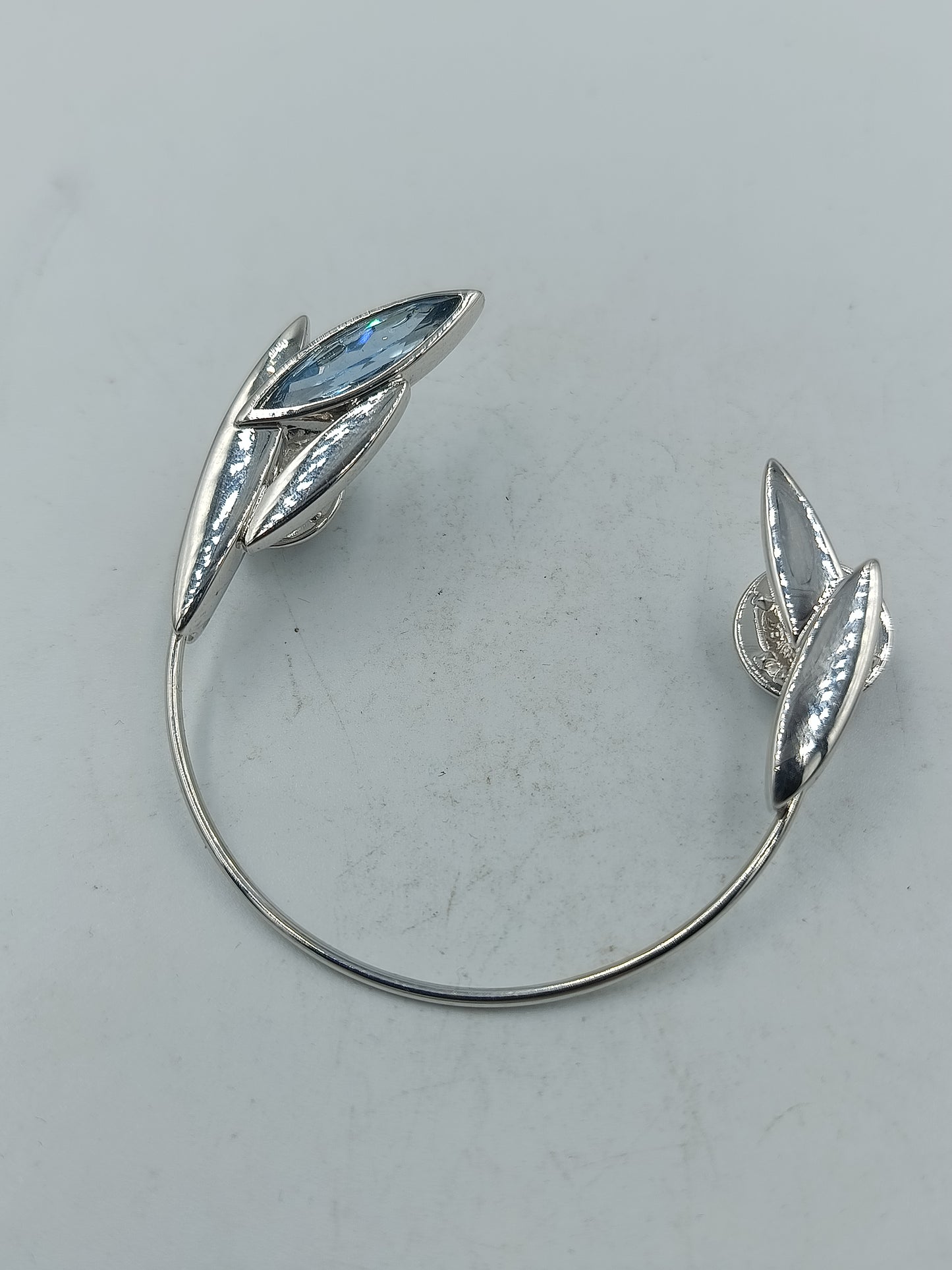 Einzigartiger silberfarbener Ear Cuff mit markantem blauen Kristall Blattdesign und hohem Tragekomfort