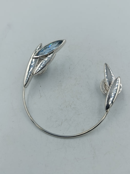 Einzigartiger silberfarbener Ear Cuff mit markantem blauen Kristall Blattdesign und hohem Tragekomfort
