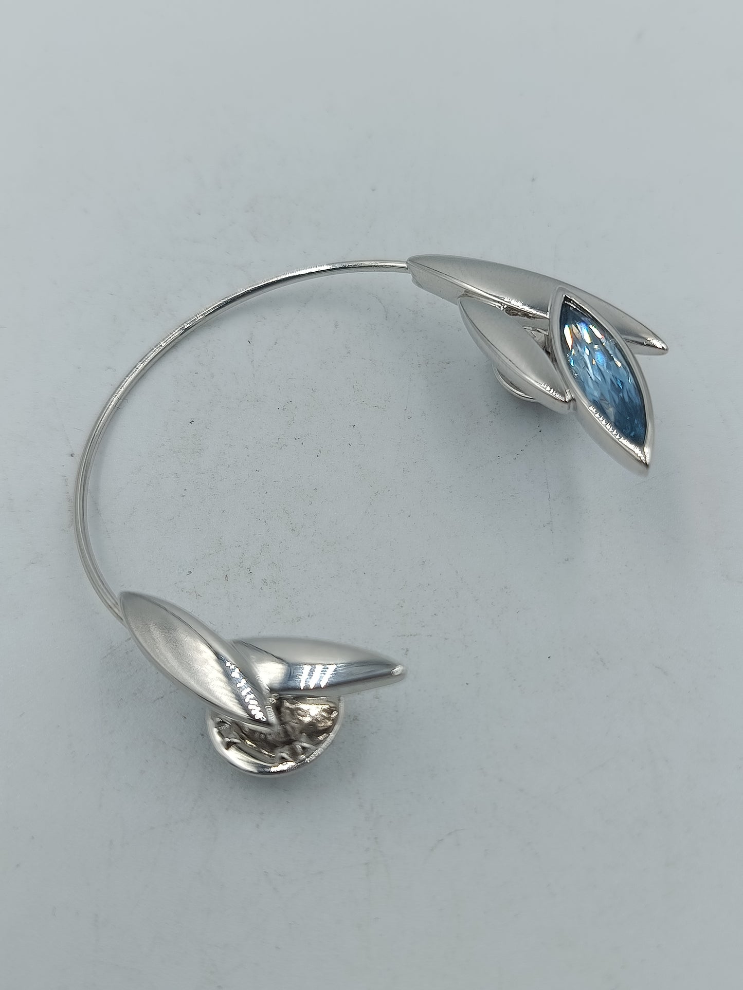 Einzigartiger silberfarbener Ear Cuff mit markantem blauen Kristall Blattdesign und hohem Tragekomfort