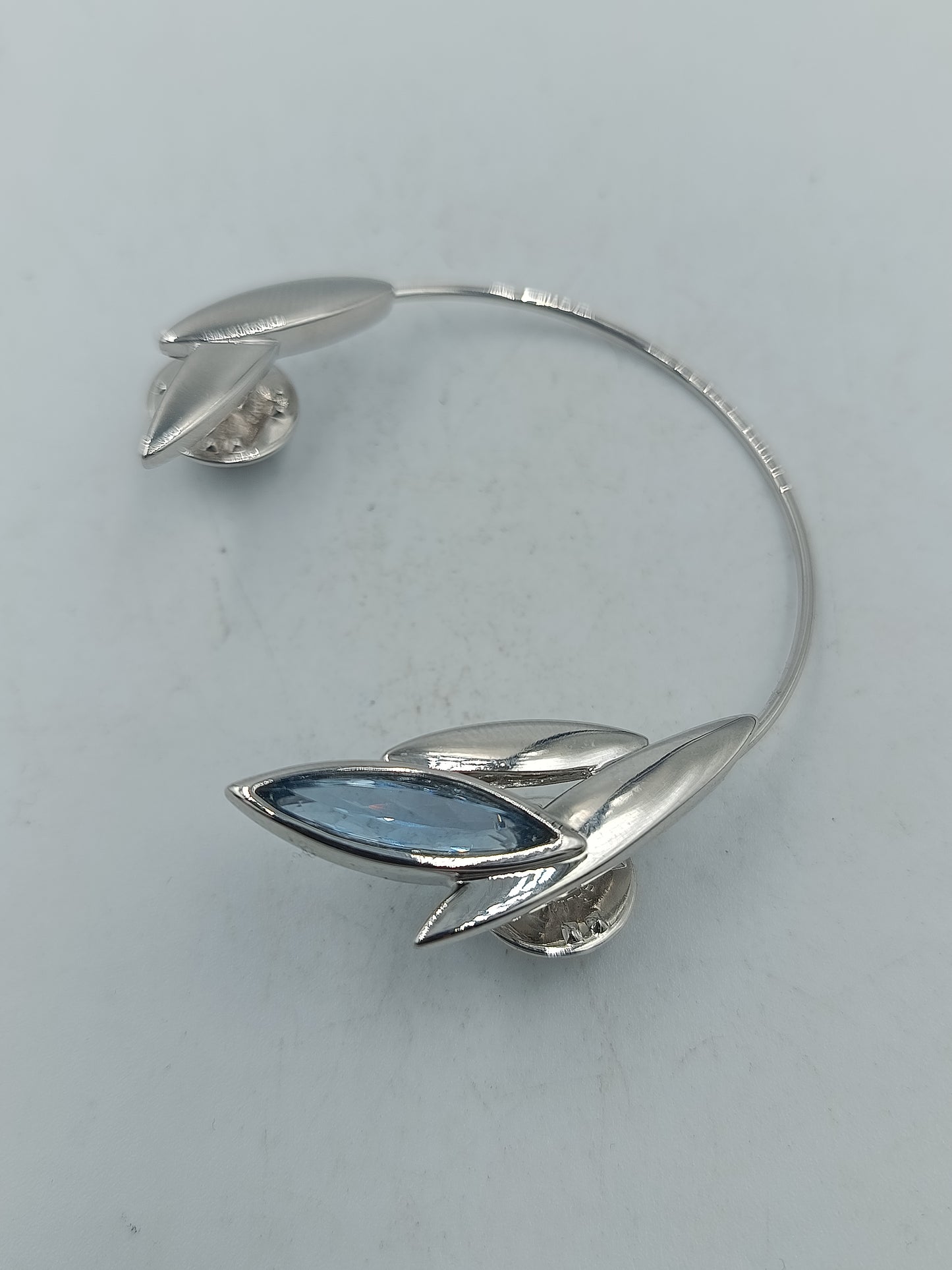 Einzigartiger silberfarbener Ear Cuff mit markantem blauen Kristall Blattdesign und hohem Tragekomfort