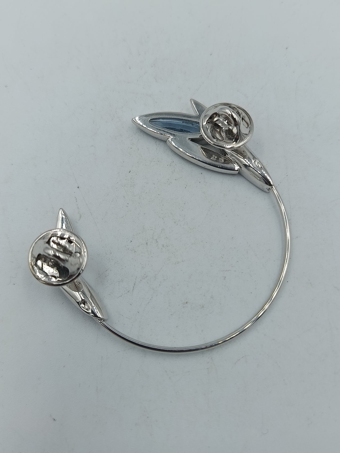 Einzigartiger silberfarbener Ear Cuff mit markantem blauen Kristall Blattdesign und hohem Tragekomfort