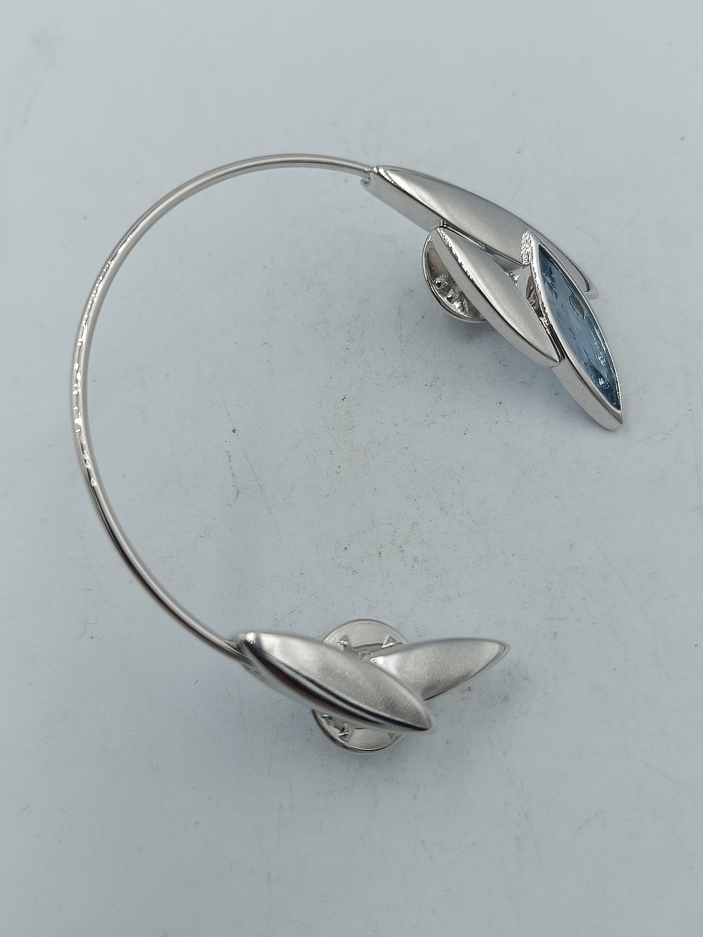 Einzigartiger silberfarbener Ear Cuff mit markantem blauen Kristall Blattdesign und hohem Tragekomfort