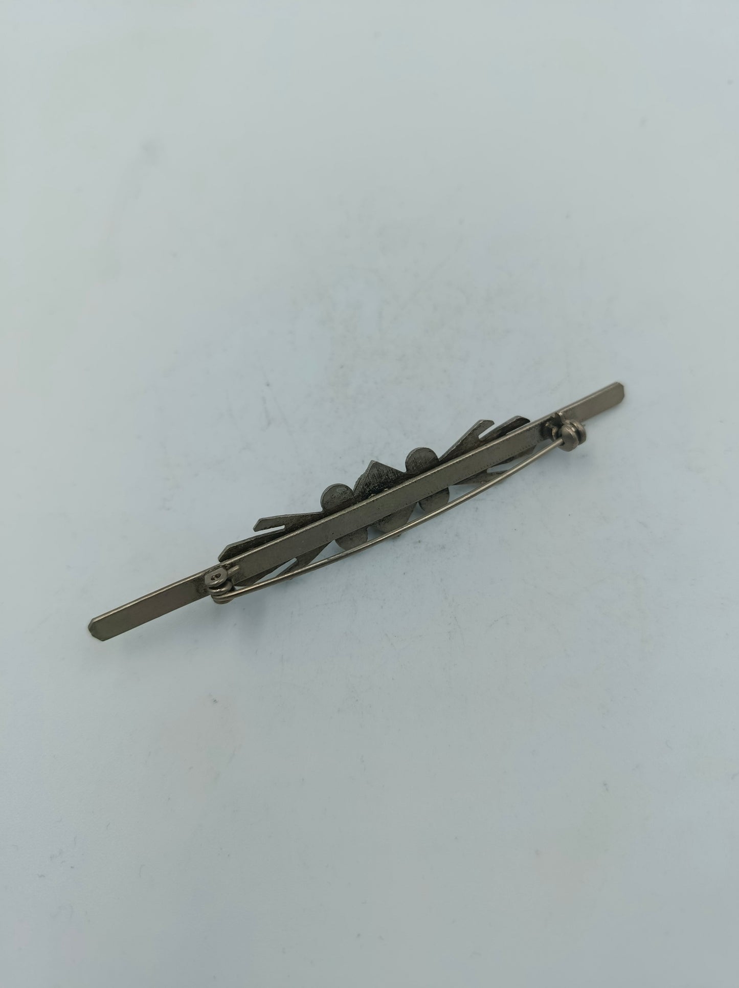 Elegante versilberte Vintage Stabbrosche mit schwarzem Cabochon