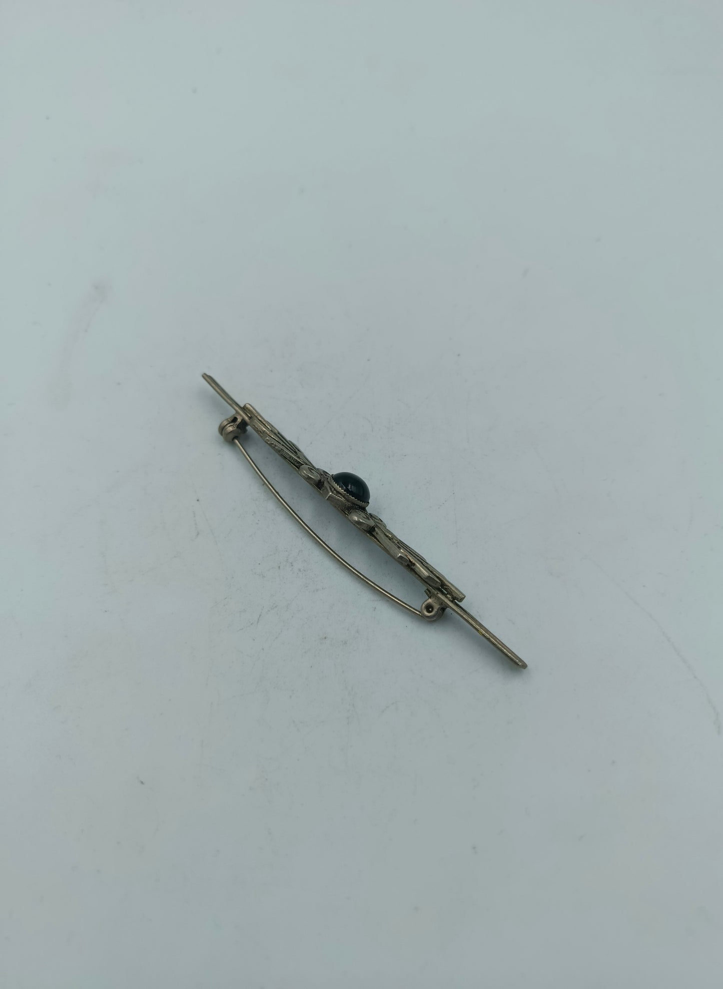 Elegante versilberte Vintage Stabbrosche mit schwarzem Cabochon