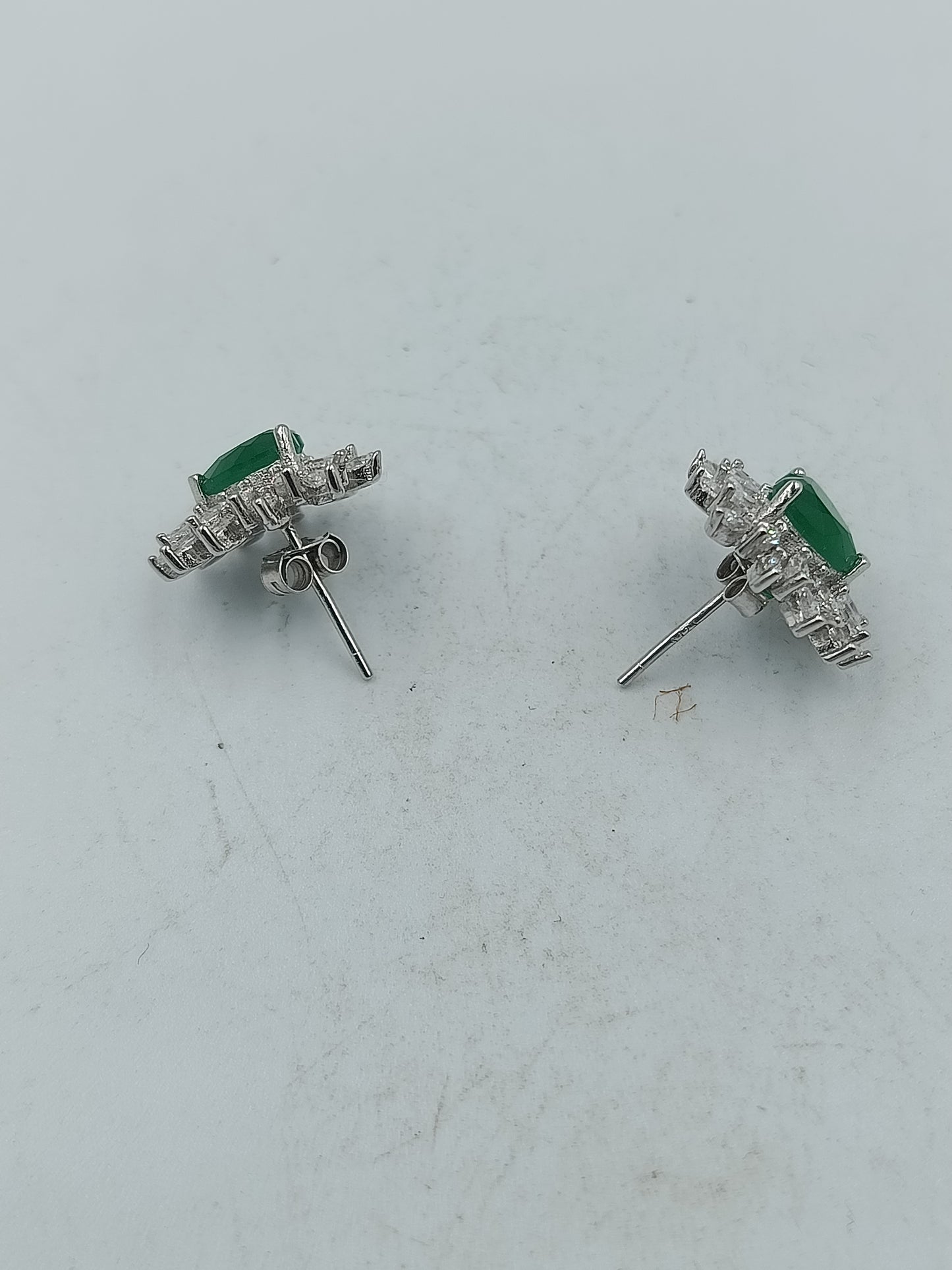 Exquisite Ohrstecker 925 Silber Herz Smaragd Zirkonia Kraenze