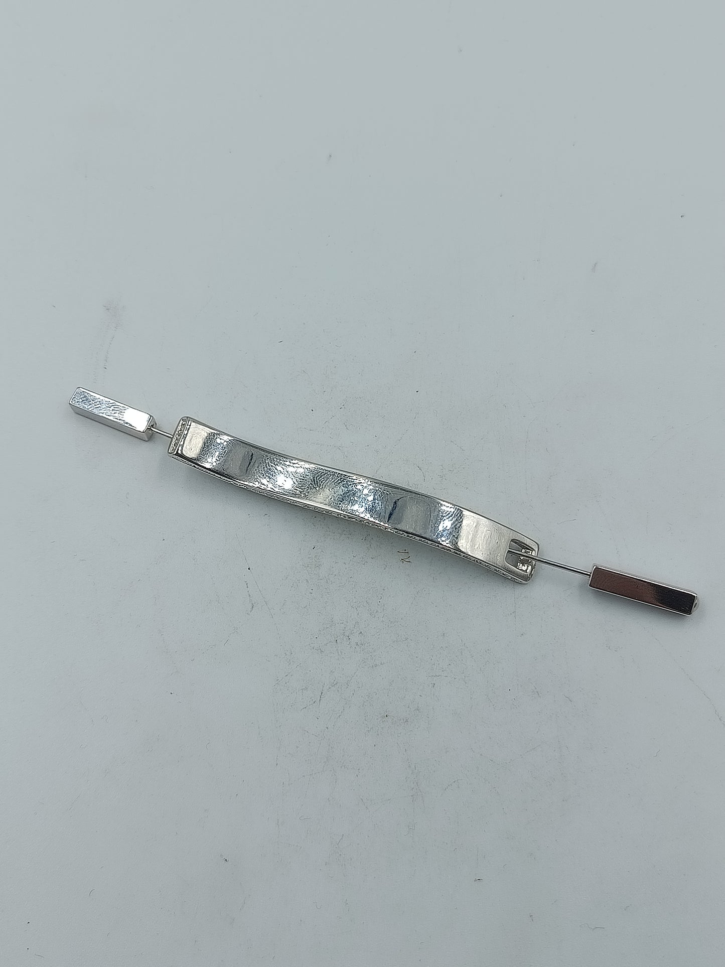 Moderne Anstecknadel Pierre Lang PL Stempel gehaemmertes Metall