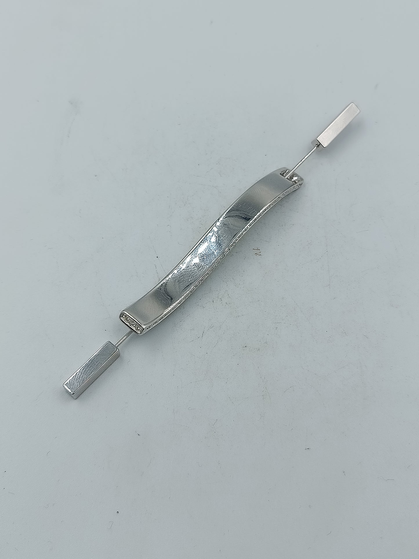 Moderne Anstecknadel Pierre Lang PL Stempel gehaemmertes Metall