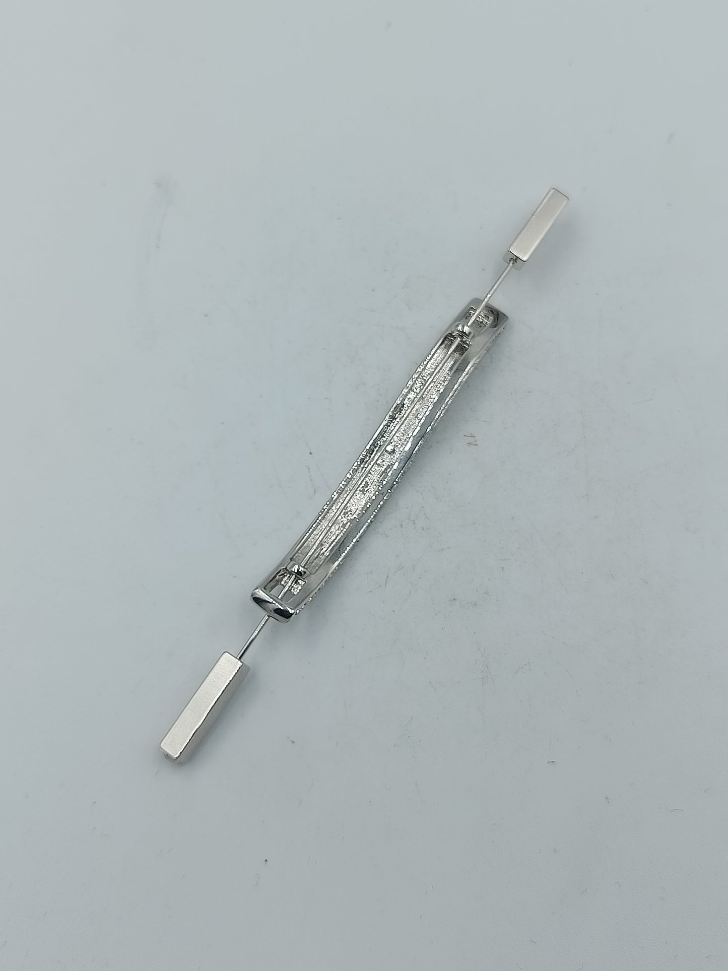 Moderne Anstecknadel Pierre Lang PL Stempel gehaemmertes Metall