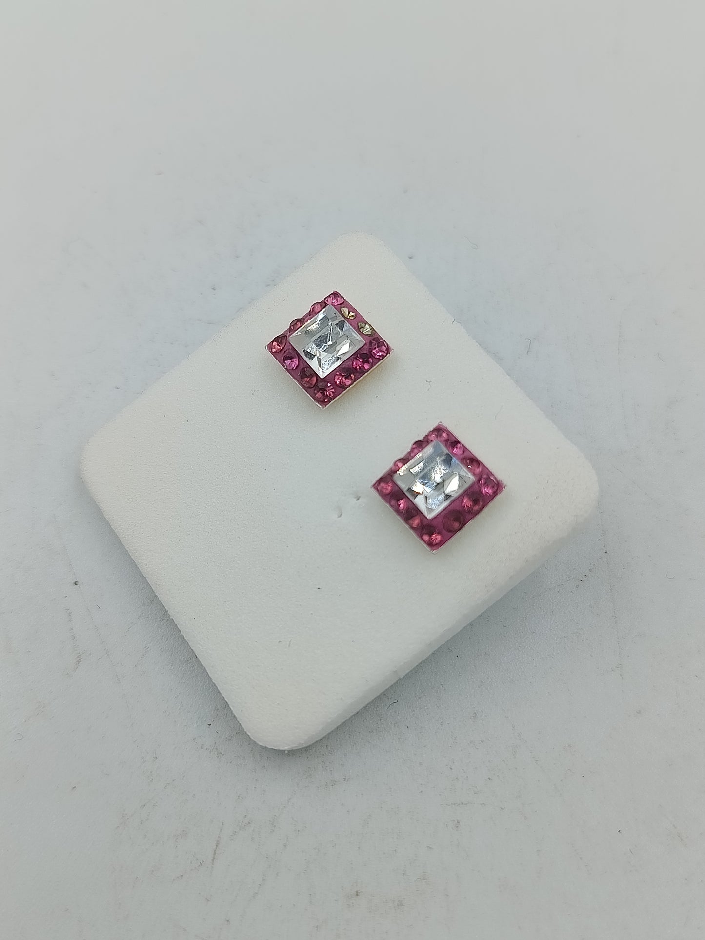 Glamouröse Ohrstecker quadratisch pinke Kristalle weisser Stein