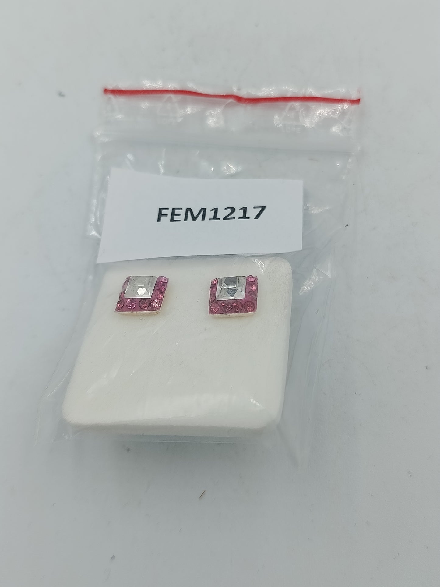 Glamouröse Ohrstecker quadratisch pinke Kristalle weisser Stein