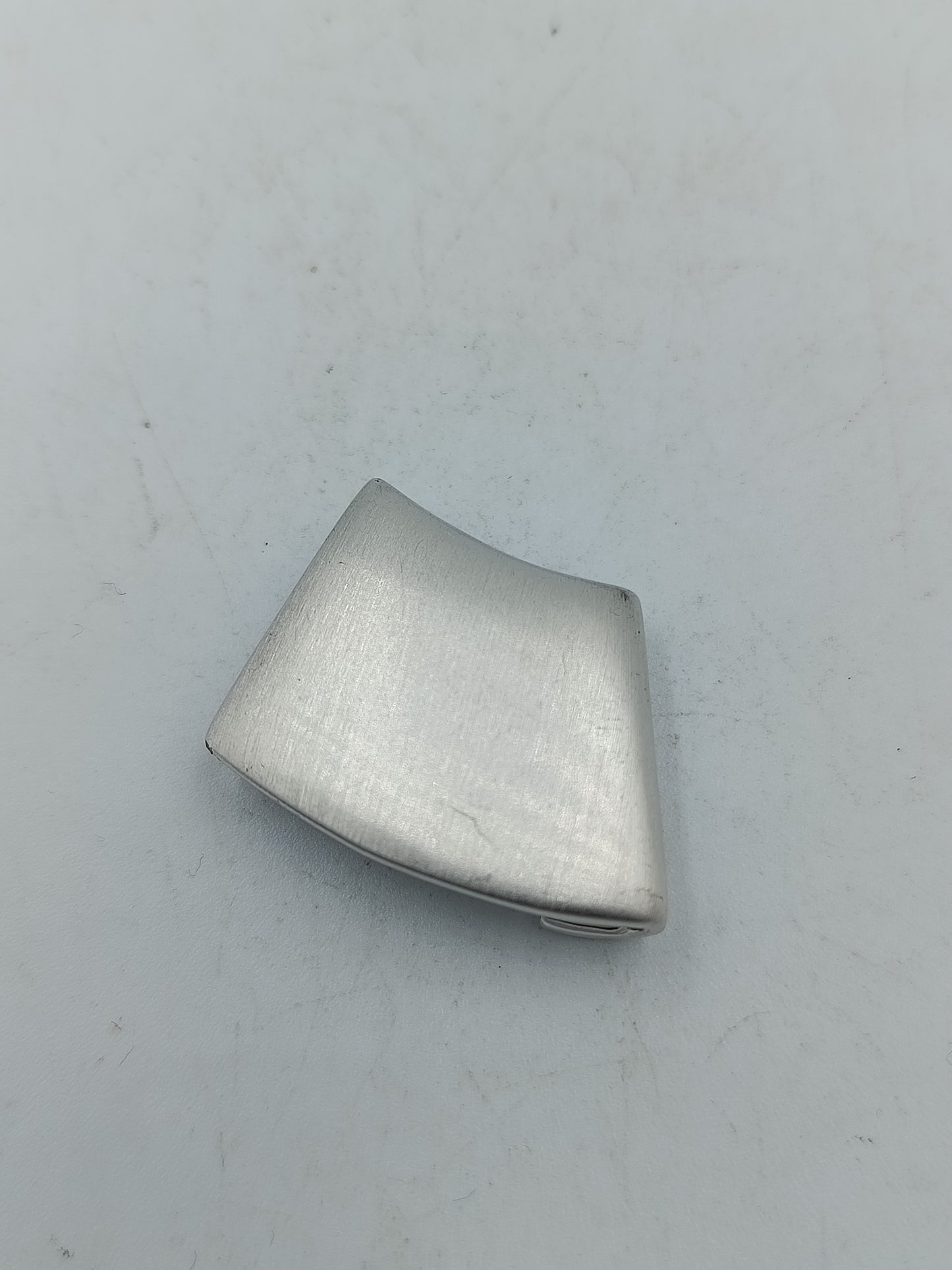 Eleganter breiter Pierre Lang Anhaenger mit gehaemmertem Inlay