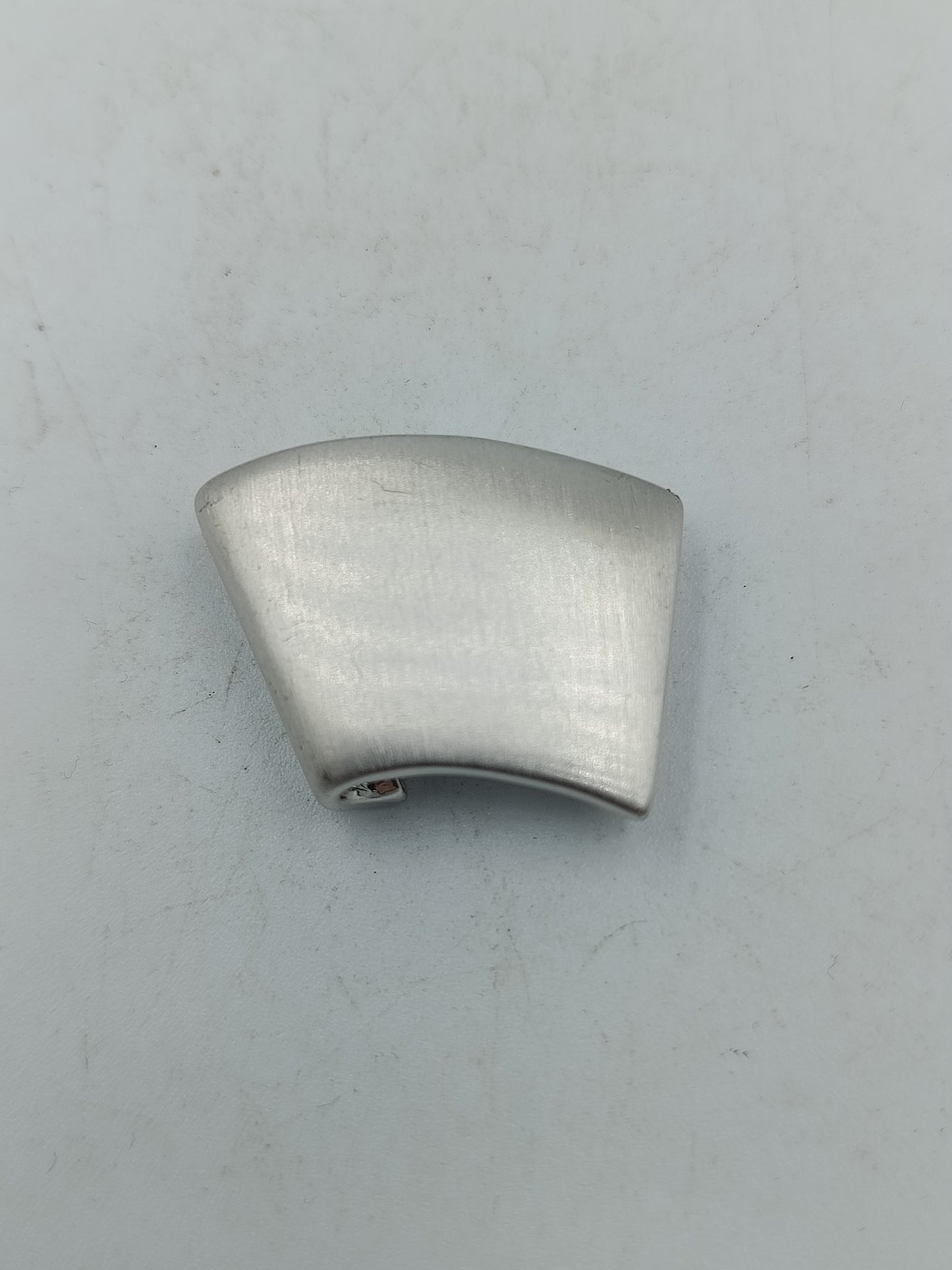 Eleganter breiter Pierre Lang Anhaenger mit gehaemmertem Inlay