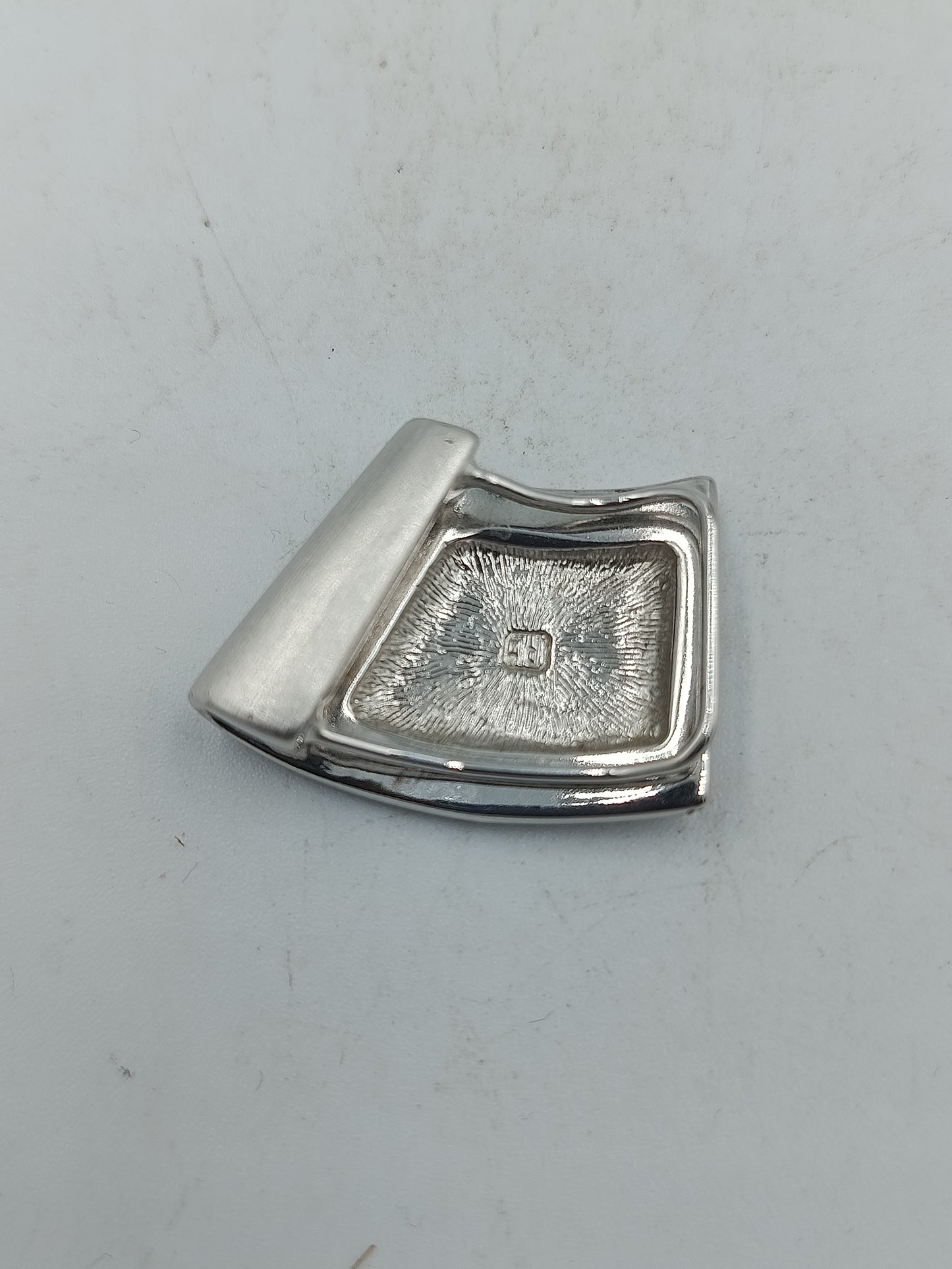 Eleganter breiter Pierre Lang Anhaenger mit gehaemmertem Inlay