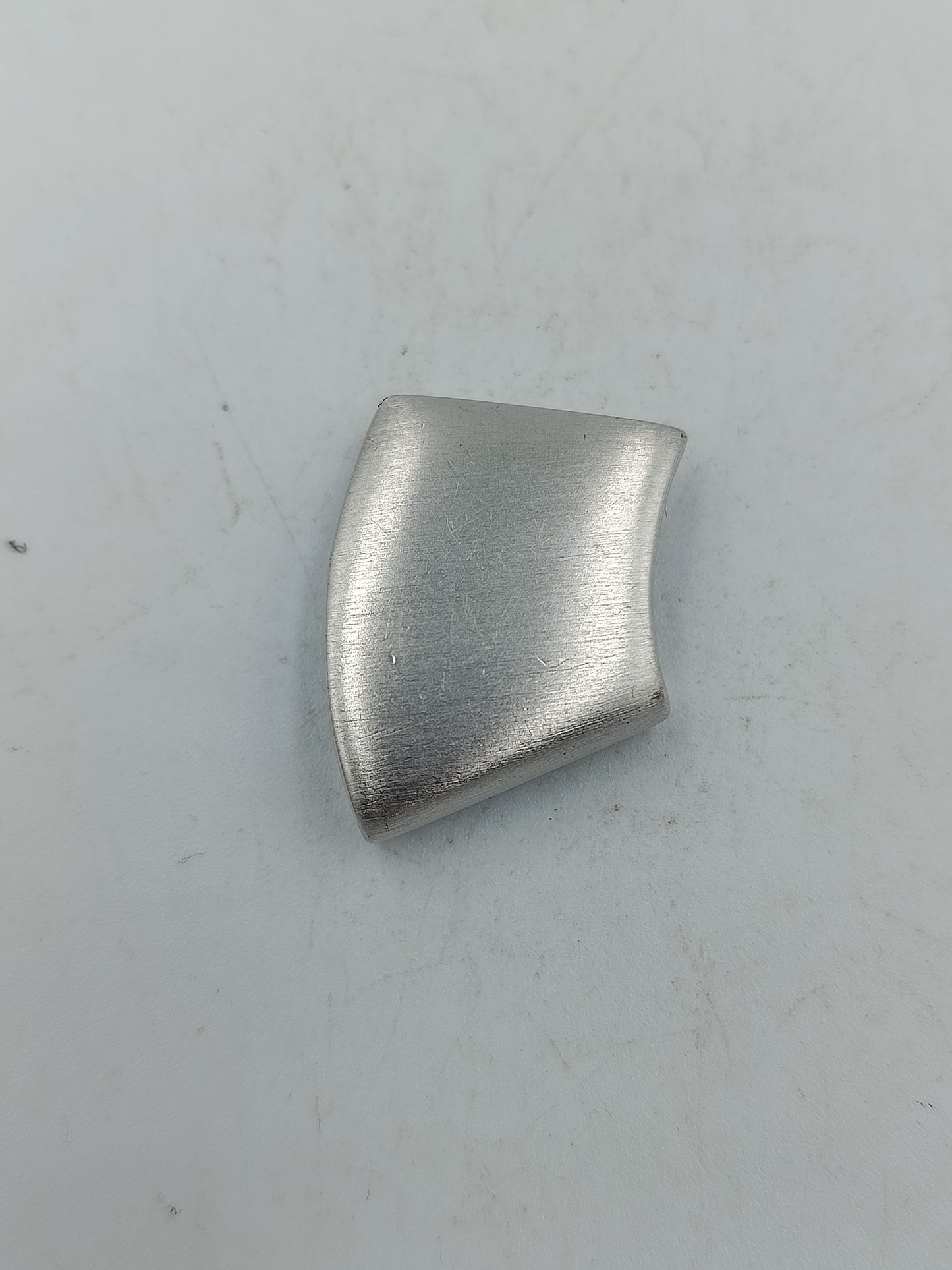 Eleganter breiter Pierre Lang Anhaenger mit gehaemmertem Inlay