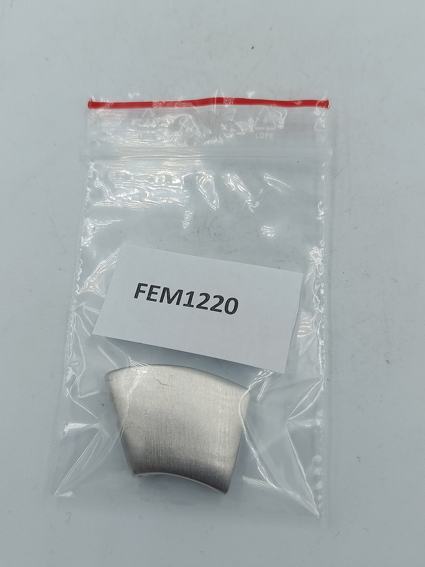 Eleganter breiter Pierre Lang Anhaenger mit gehaemmertem Inlay