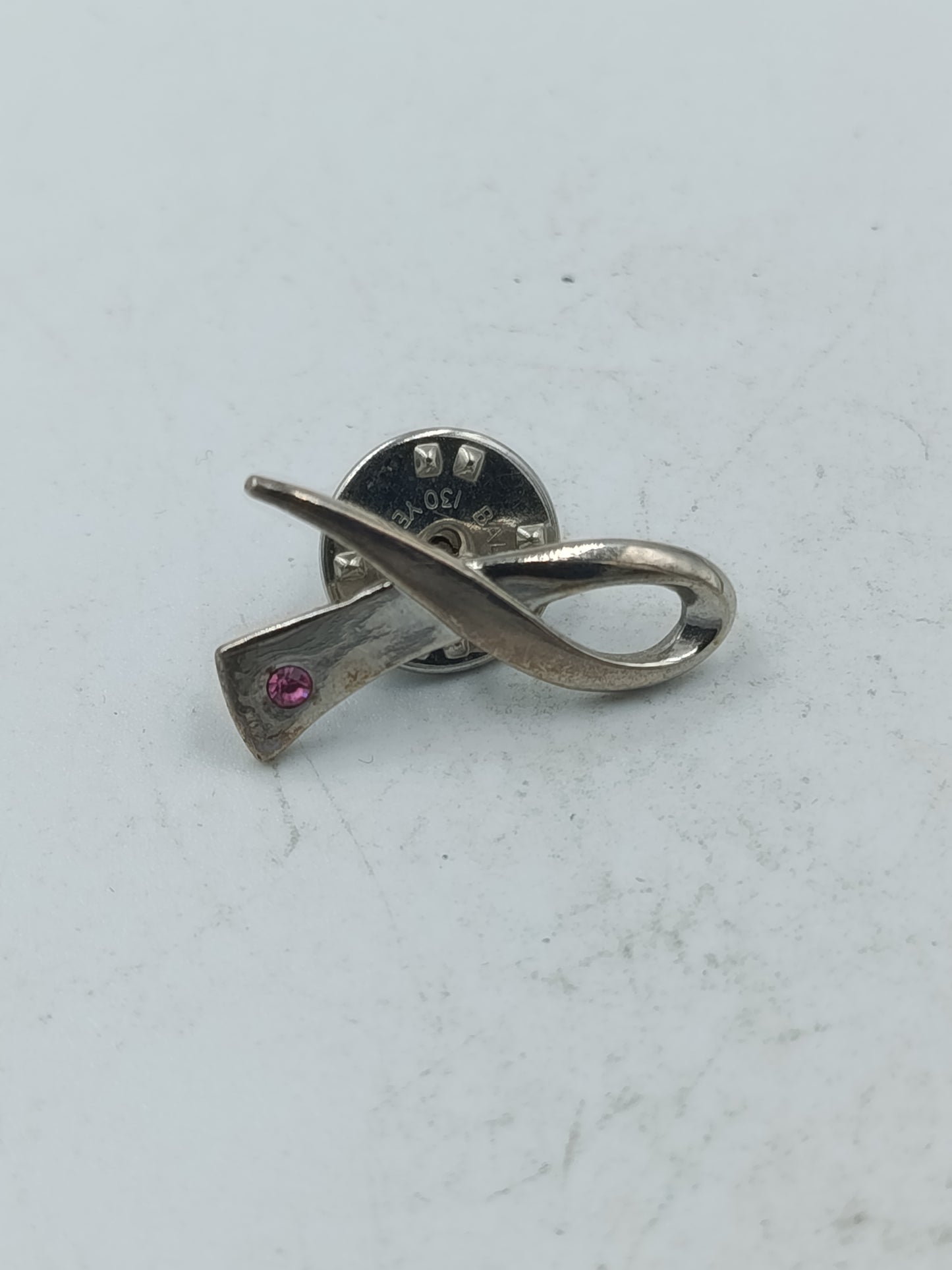 Anstecknadel rosa Schleife Brustkrebs Symbol Hoffnung Solidaritaet