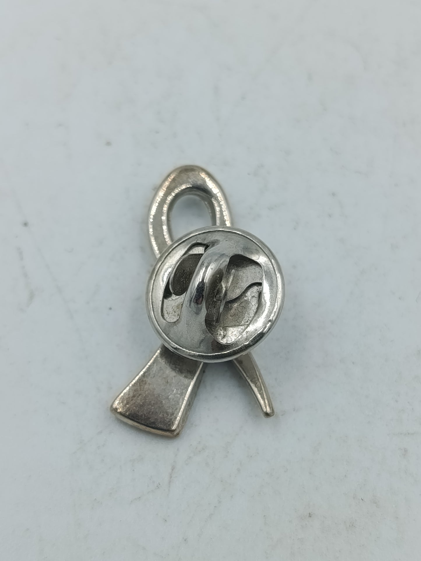 Anstecknadel rosa Schleife Brustkrebs Symbol Hoffnung Solidaritaet