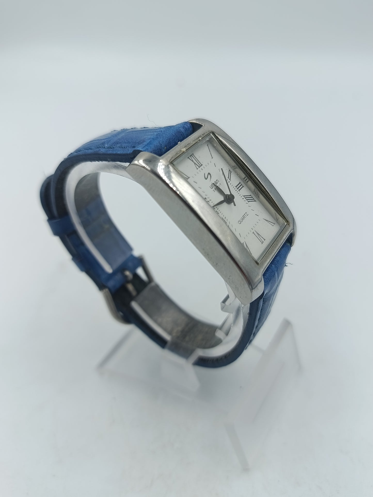 Damenarmbanduhr mit blauem Lederarmband und römischen Ziffern