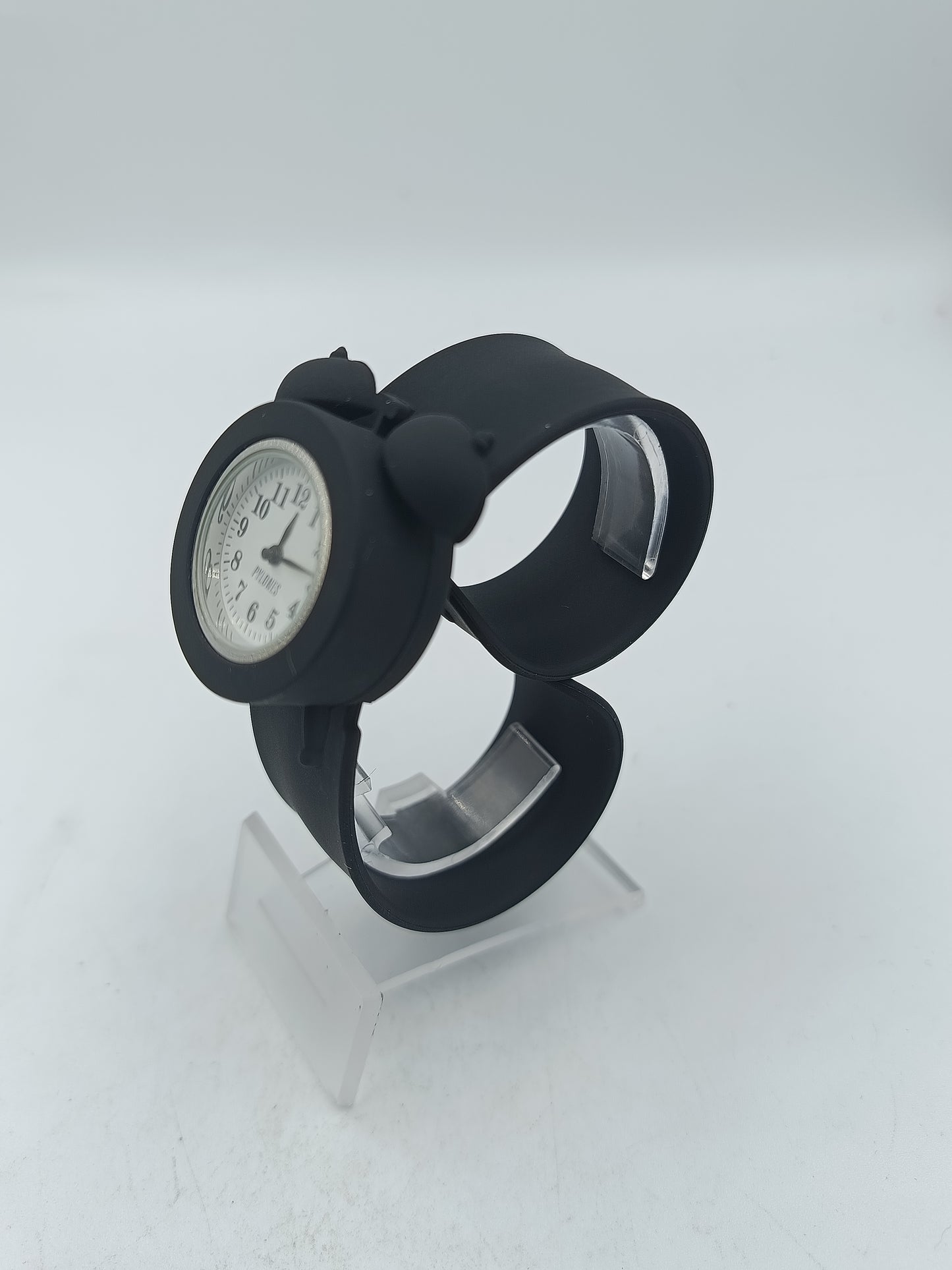 Damenarmbanduhr mit flexiblem schwarzem Silikonband und klassischem Zifferblatt