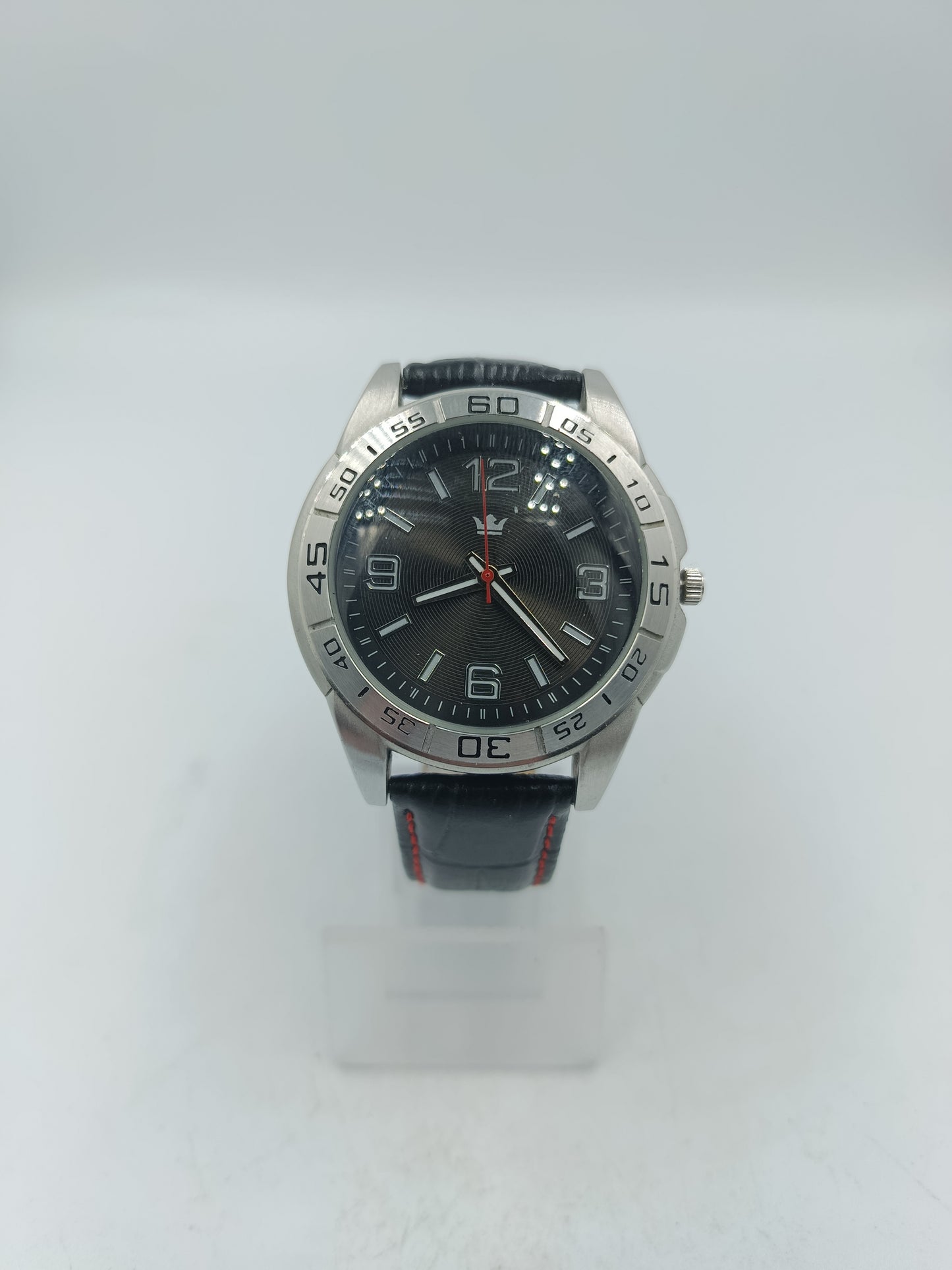 Sportliche Herrenarmbanduhr mit schwarzem Zifferblatt und rotem Sekundenzeiger