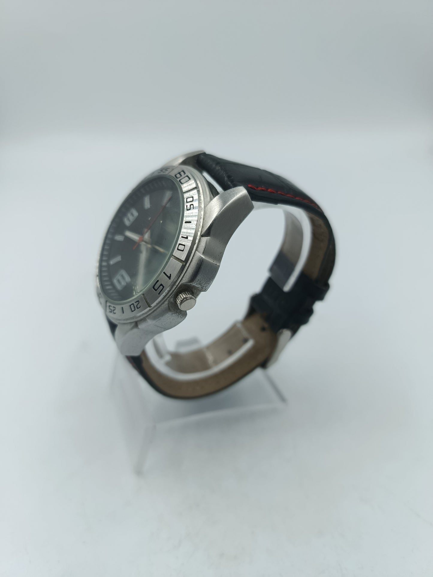 Sportliche Herrenarmbanduhr mit schwarzem Zifferblatt und rotem Sekundenzeiger