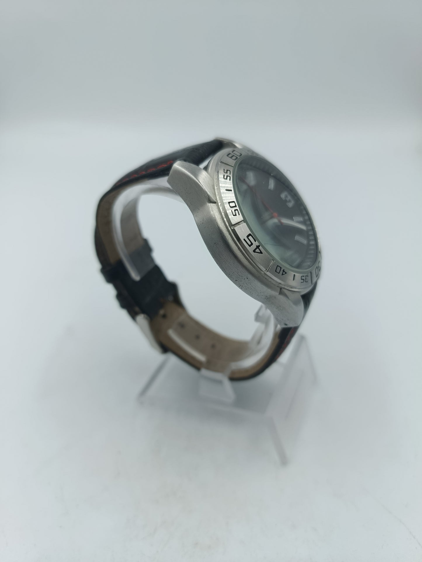 Sportliche Herrenarmbanduhr mit schwarzem Zifferblatt und rotem Sekundenzeiger