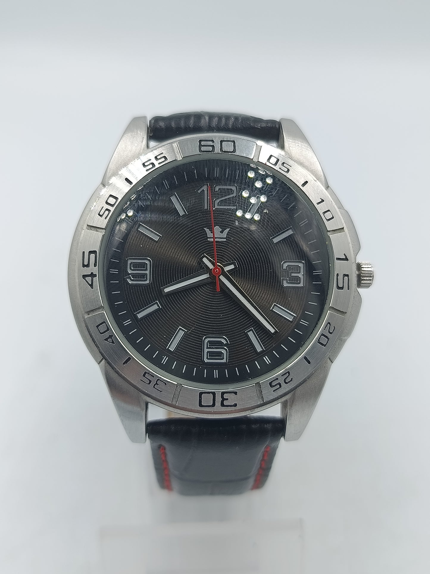 Sportliche Herrenarmbanduhr mit schwarzem Zifferblatt und rotem Sekundenzeiger