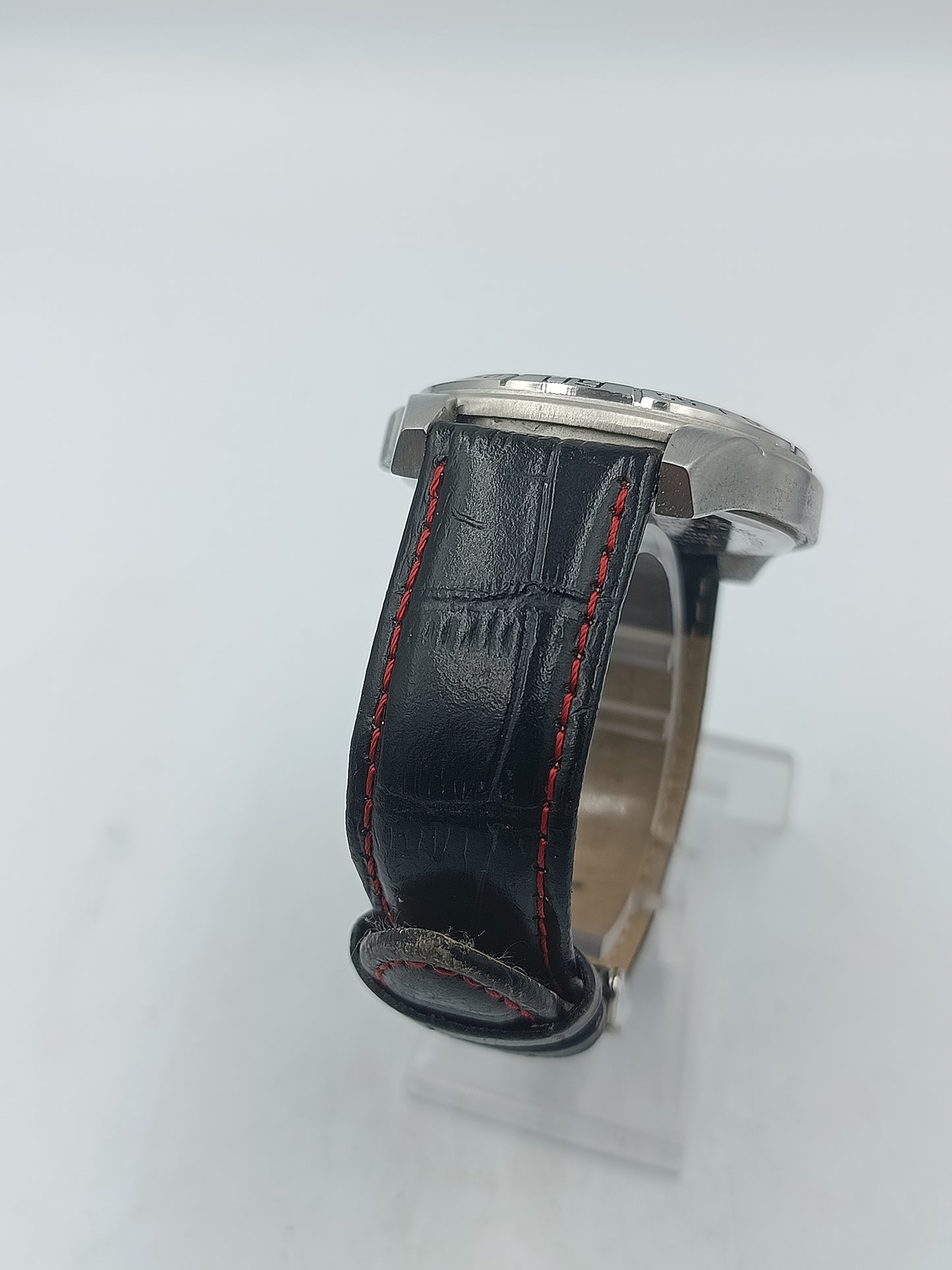 Sportliche Herrenarmbanduhr mit schwarzem Zifferblatt und rotem Sekundenzeiger