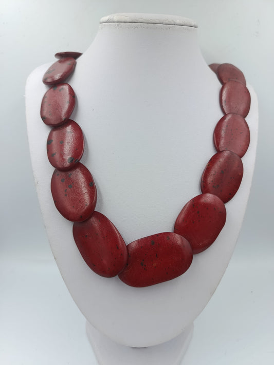 Statement-Halskette mit roten Naturstein Elementen