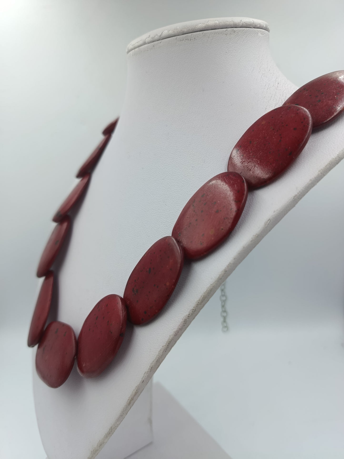 Statement-Halskette mit roten Naturstein Elementen