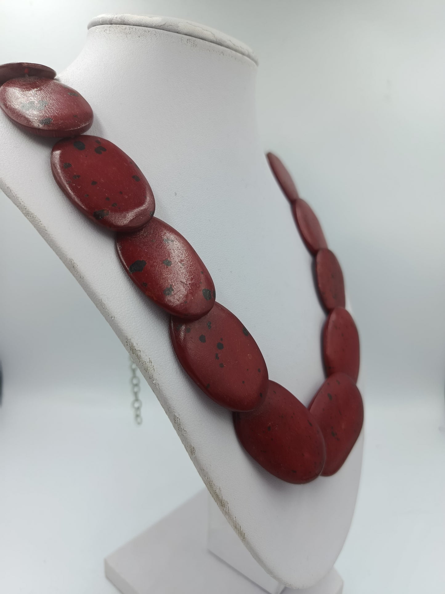 Statement-Halskette mit roten Naturstein Elementen