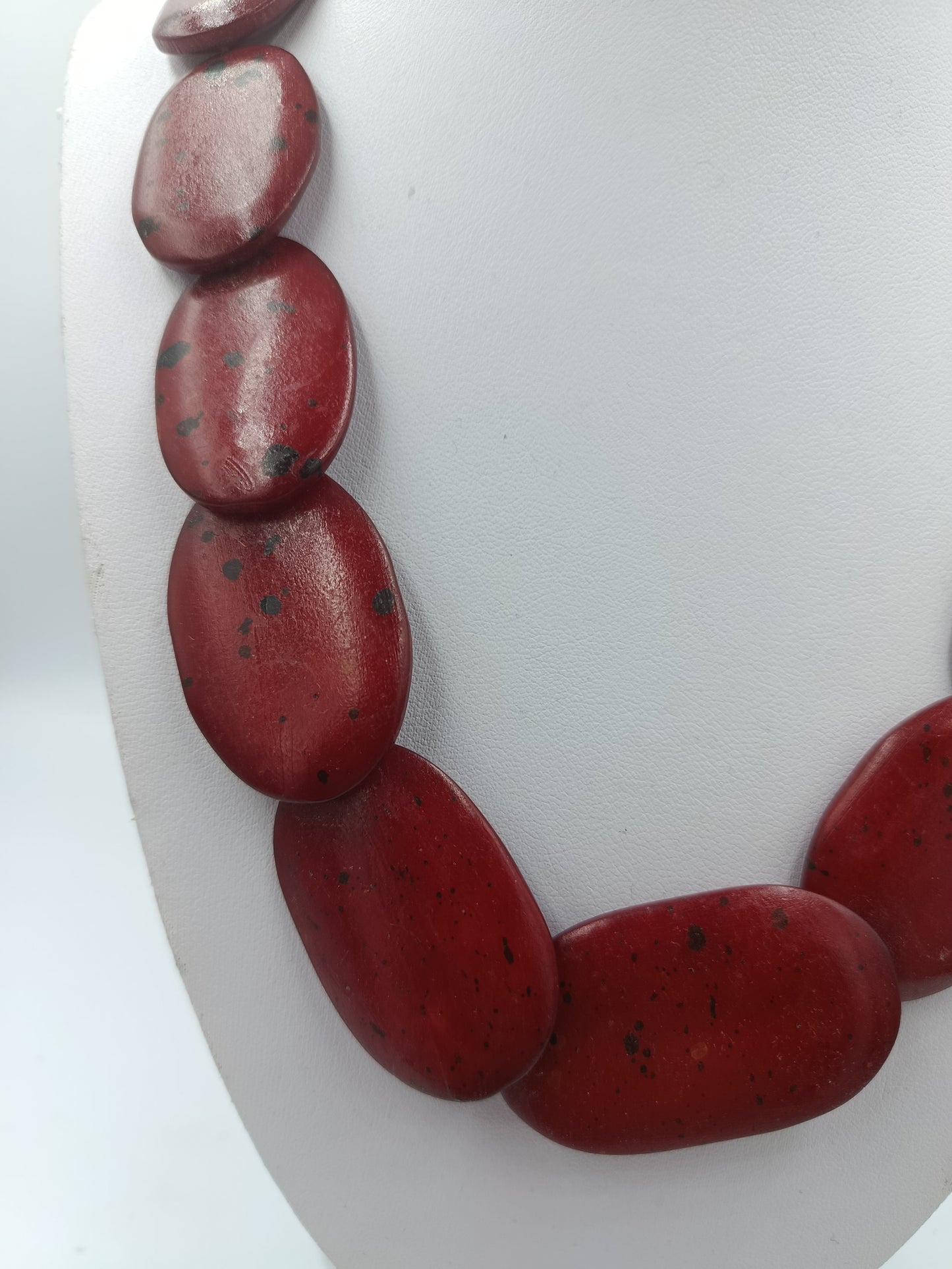 Statement-Halskette mit roten Naturstein Elementen