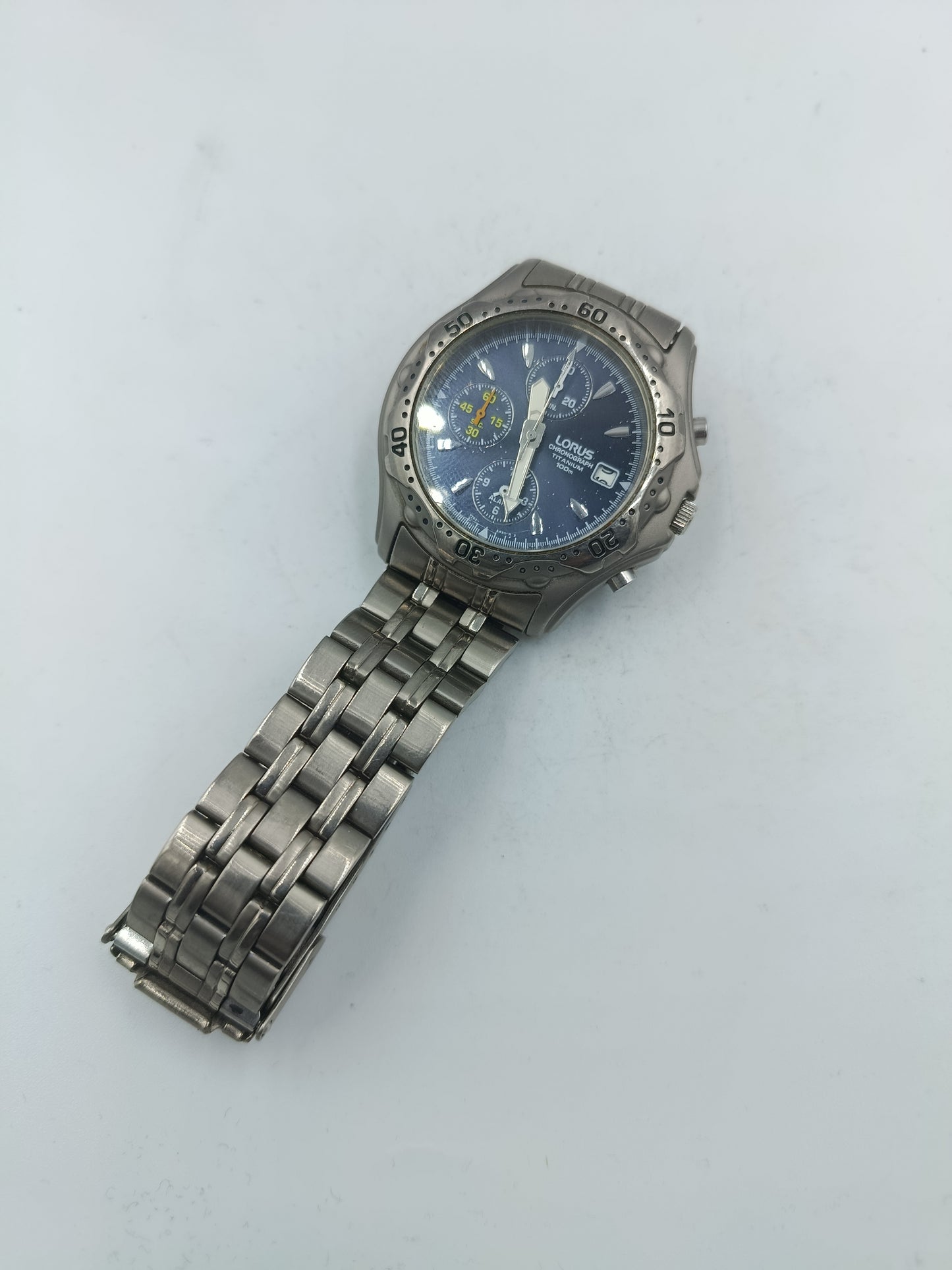 Sportliche Herrenarmbanduhr mit Chronograph und Metallarmband