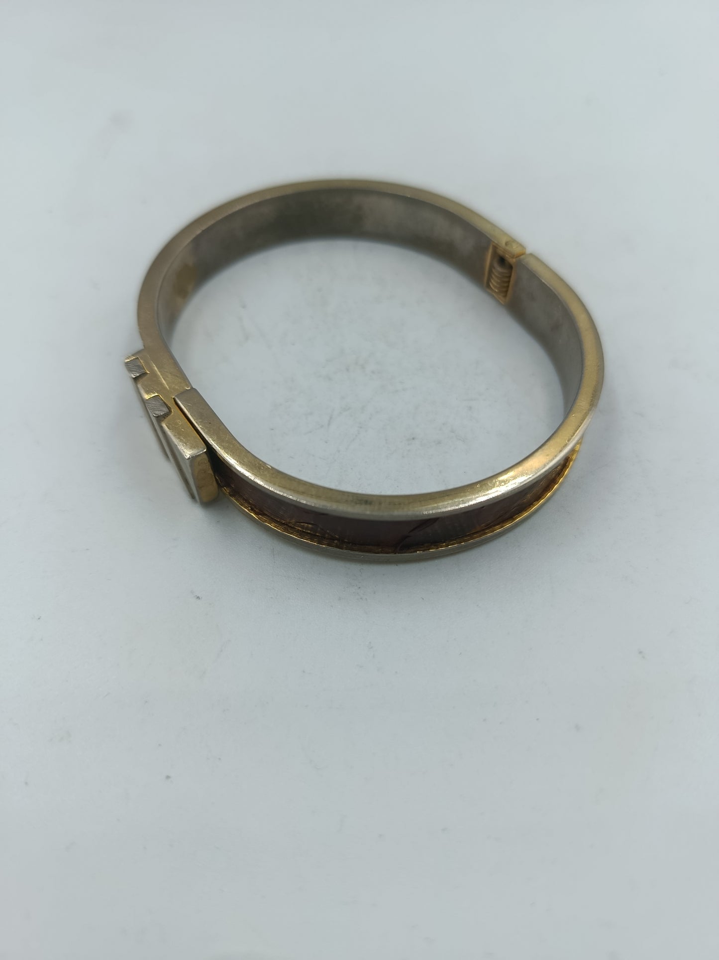 Elegantes Metallarmband in Goldoptik Zeitloses und elegantes Design