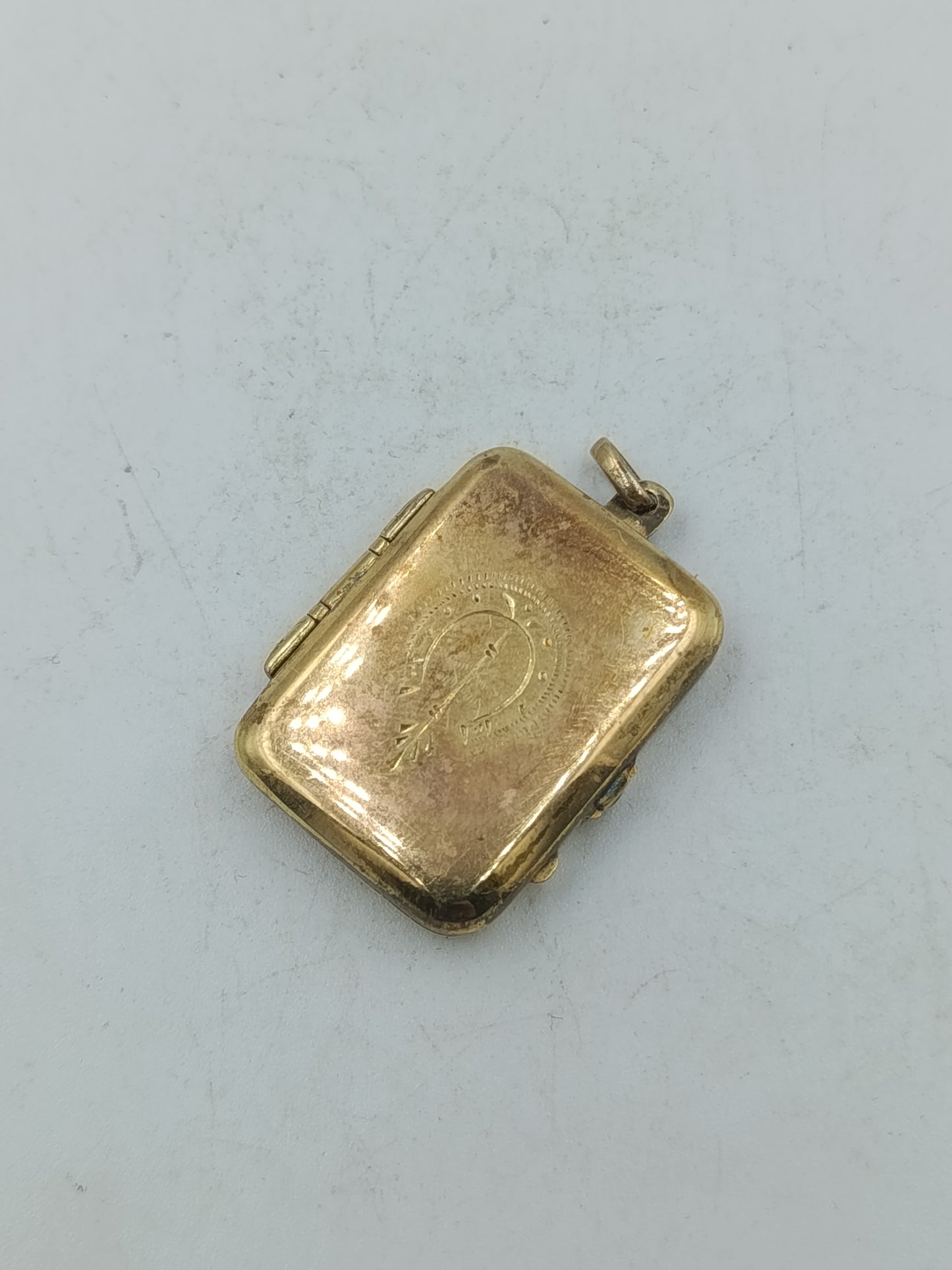 Kleines Vintage Medaillon in Goldoptik mit Gravur