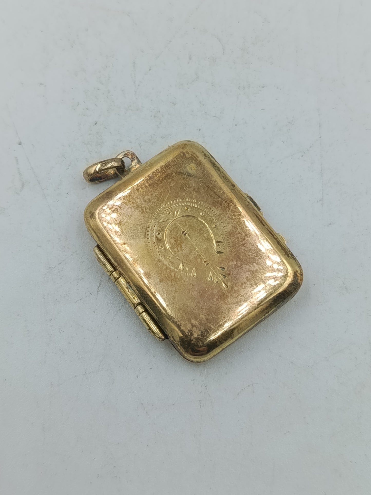 Kleines Vintage Medaillon in Goldoptik mit Gravur