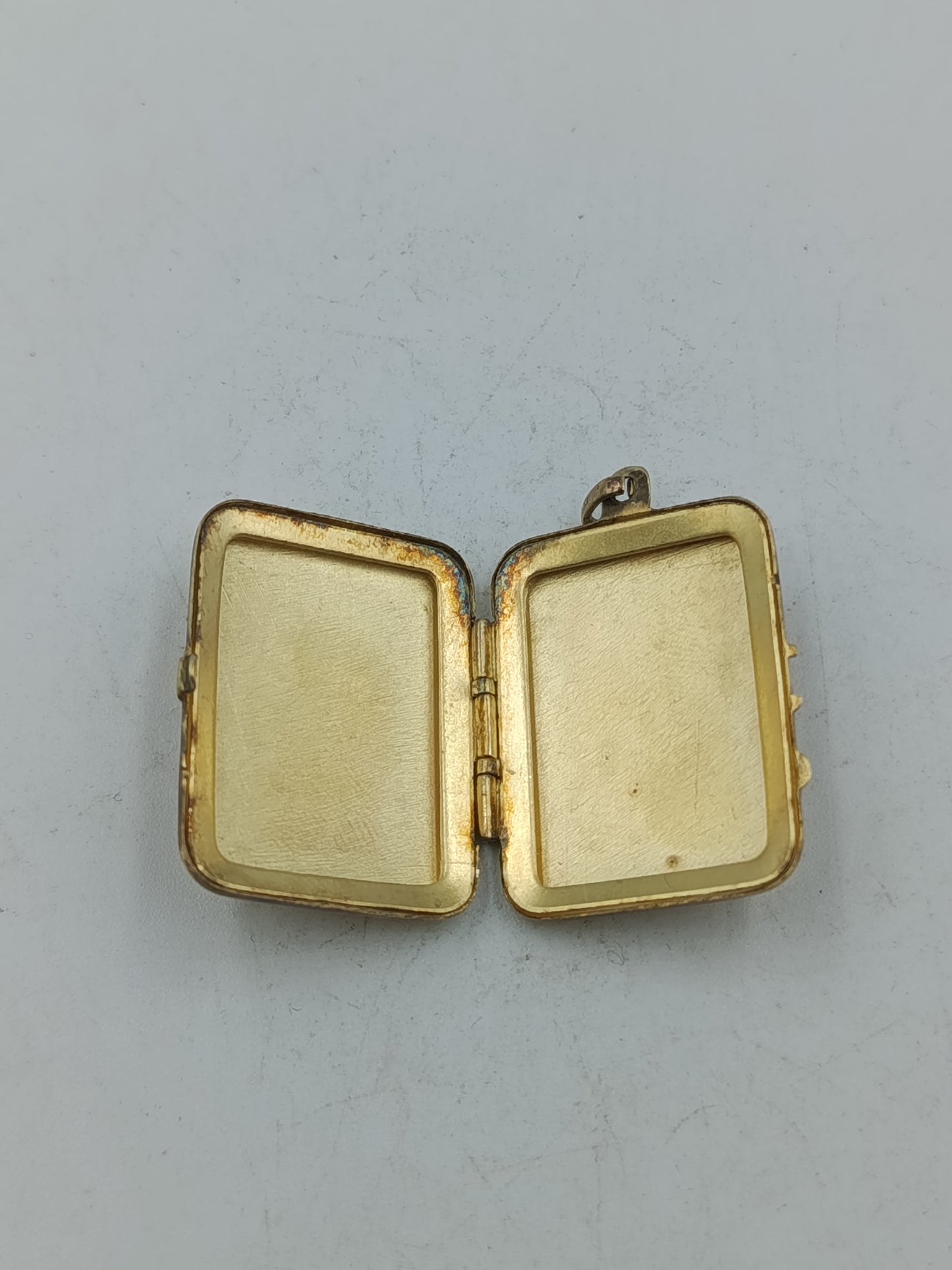 Kleines Vintage Medaillon in Goldoptik mit Gravur