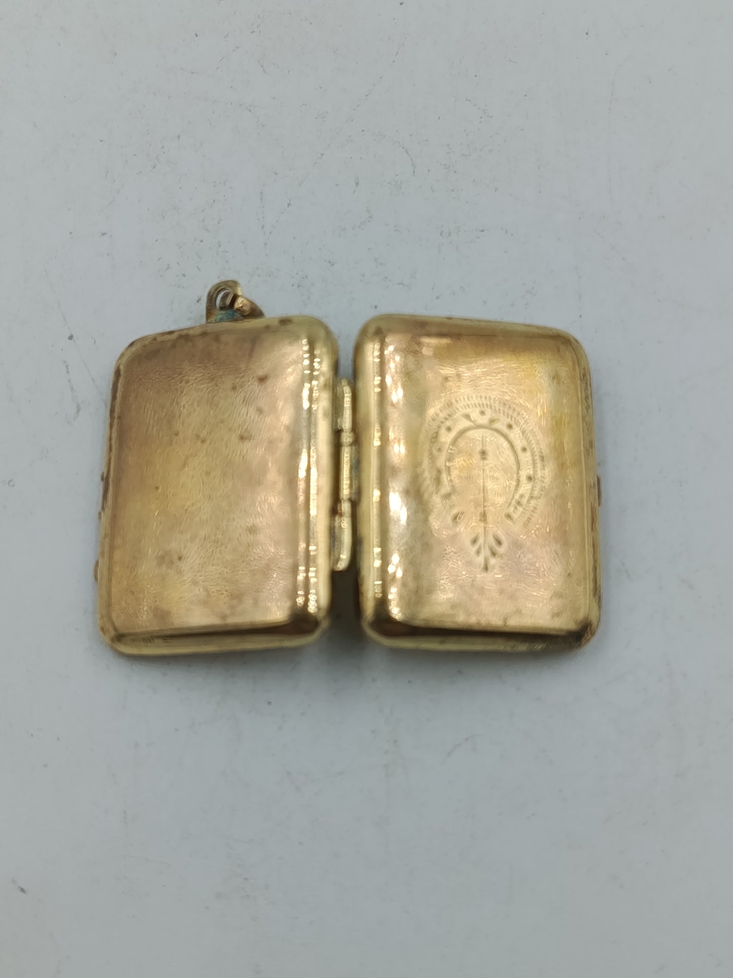 Kleines Vintage Medaillon in Goldoptik mit Gravur