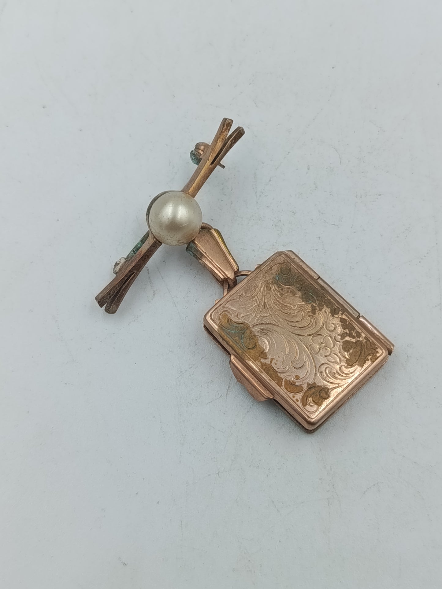 Vintage Medaillon Anhänger mit Perlendetail und Gravur
