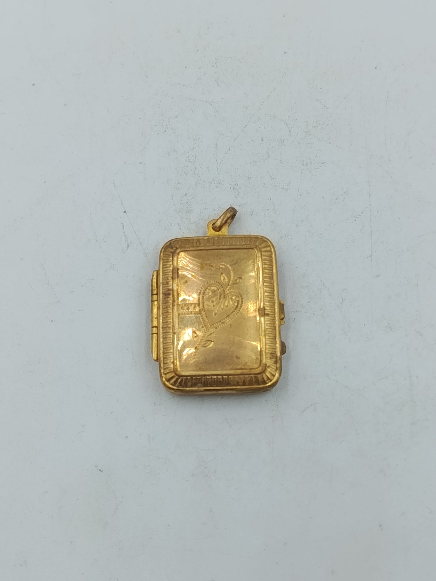 Vergoldetes Medaillon mit Herzgravur im Vintage-Stil