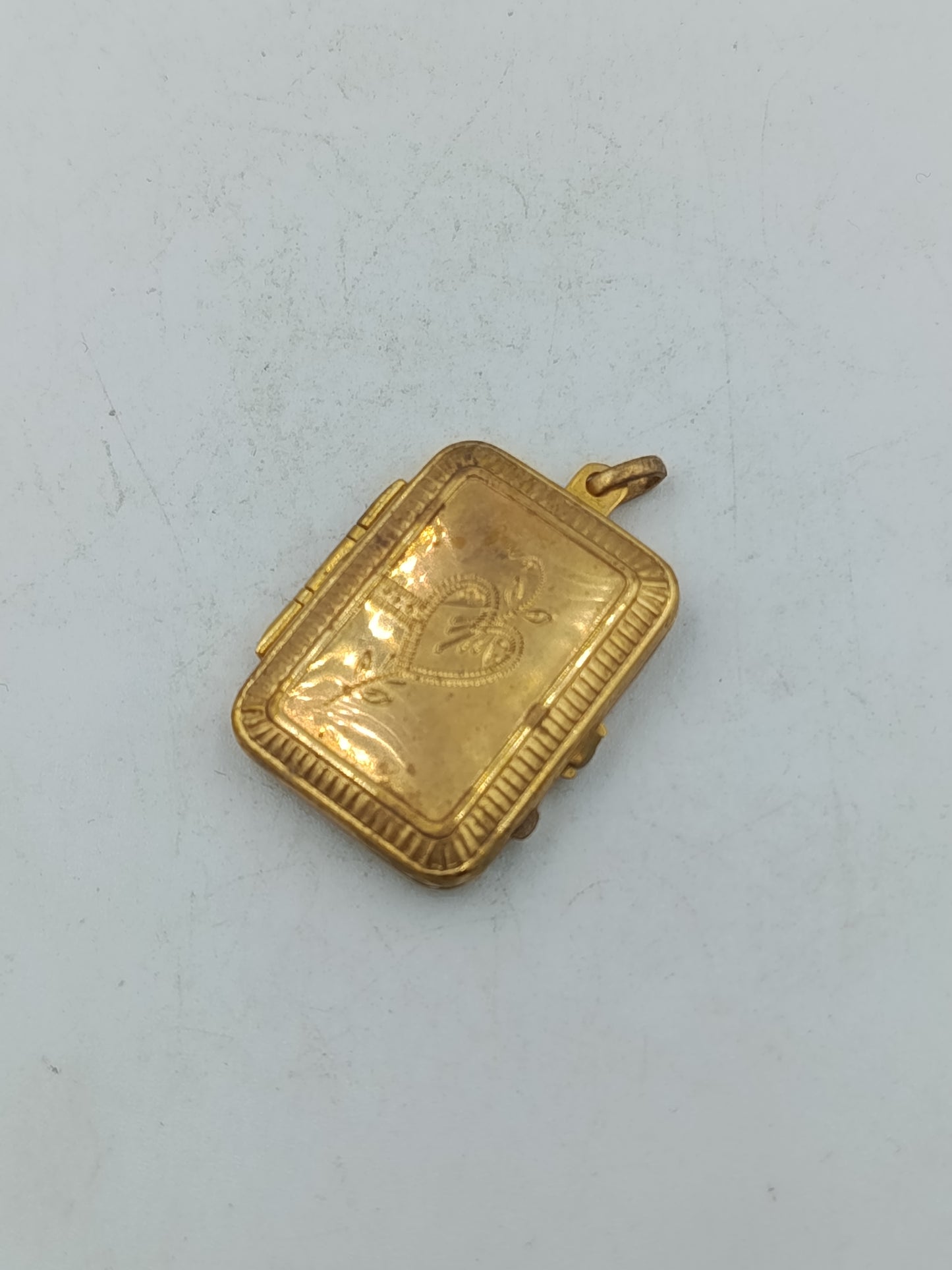 Vergoldetes Medaillon mit Herzgravur im Vintage-Stil