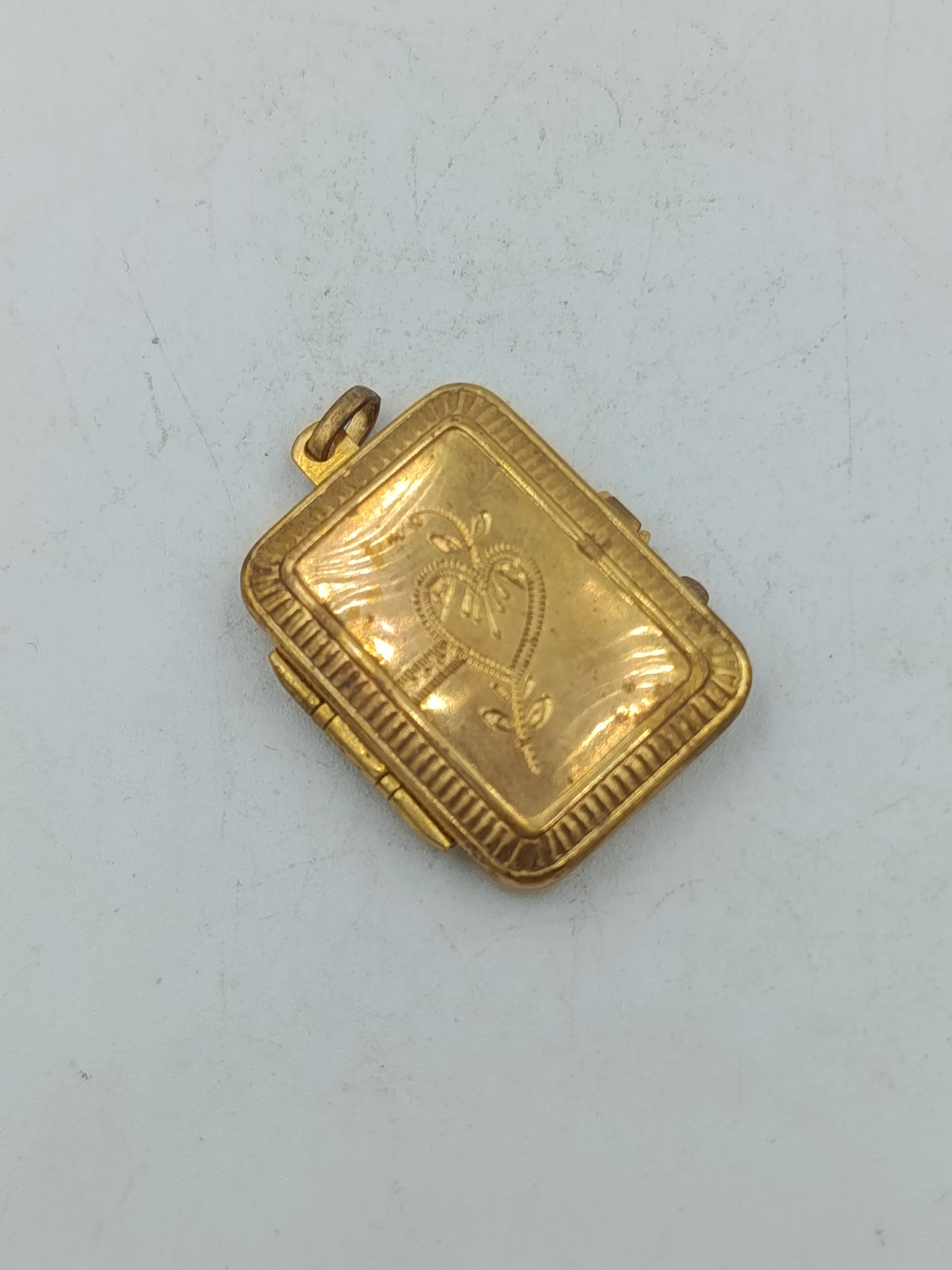 Vergoldetes Medaillon mit Herzgravur im Vintage-Stil