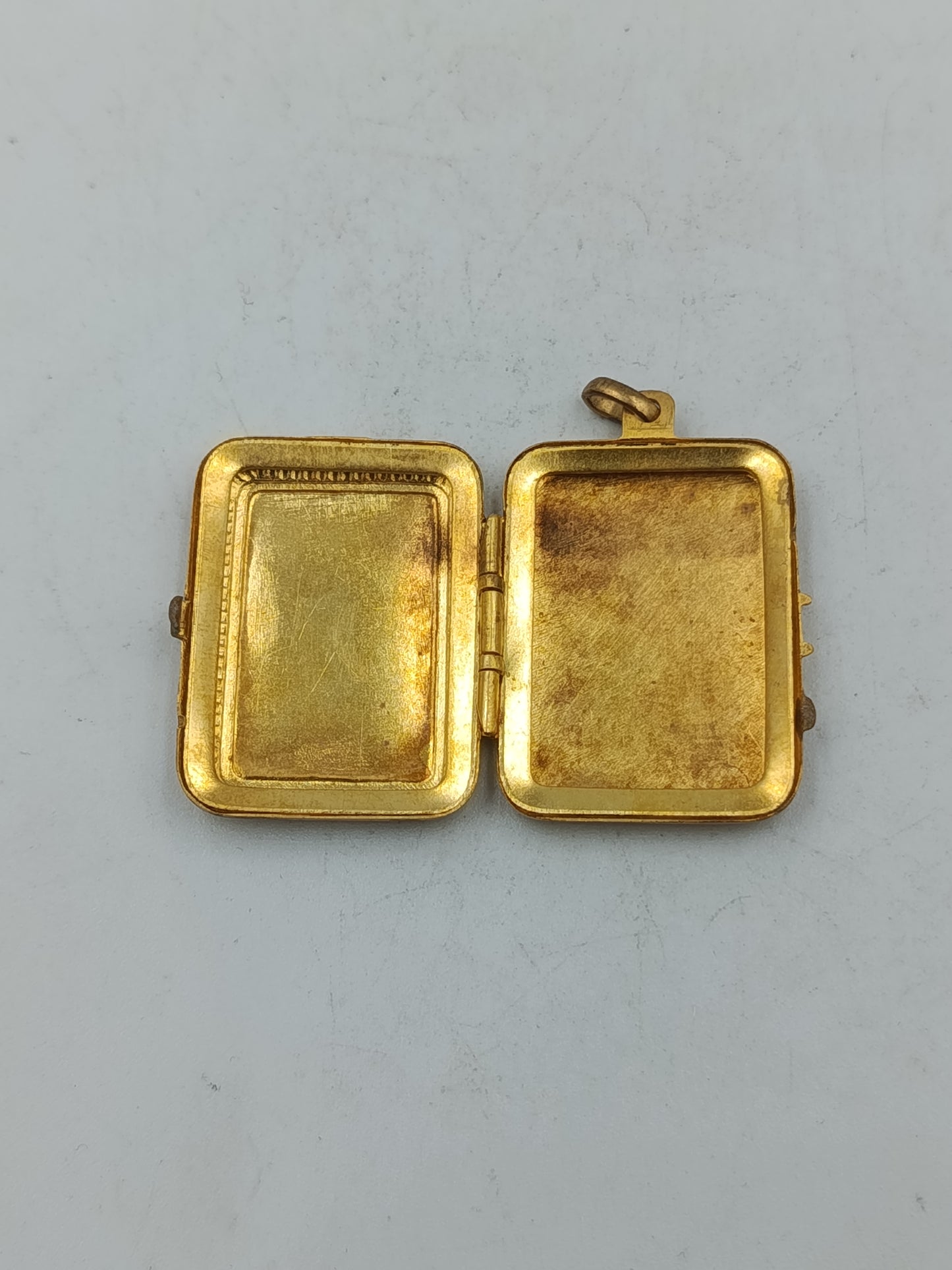 Vergoldetes Medaillon mit Herzgravur im Vintage-Stil